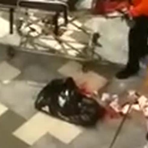 Hombre ensangrentado en Plaza las Américas tras incidente violento