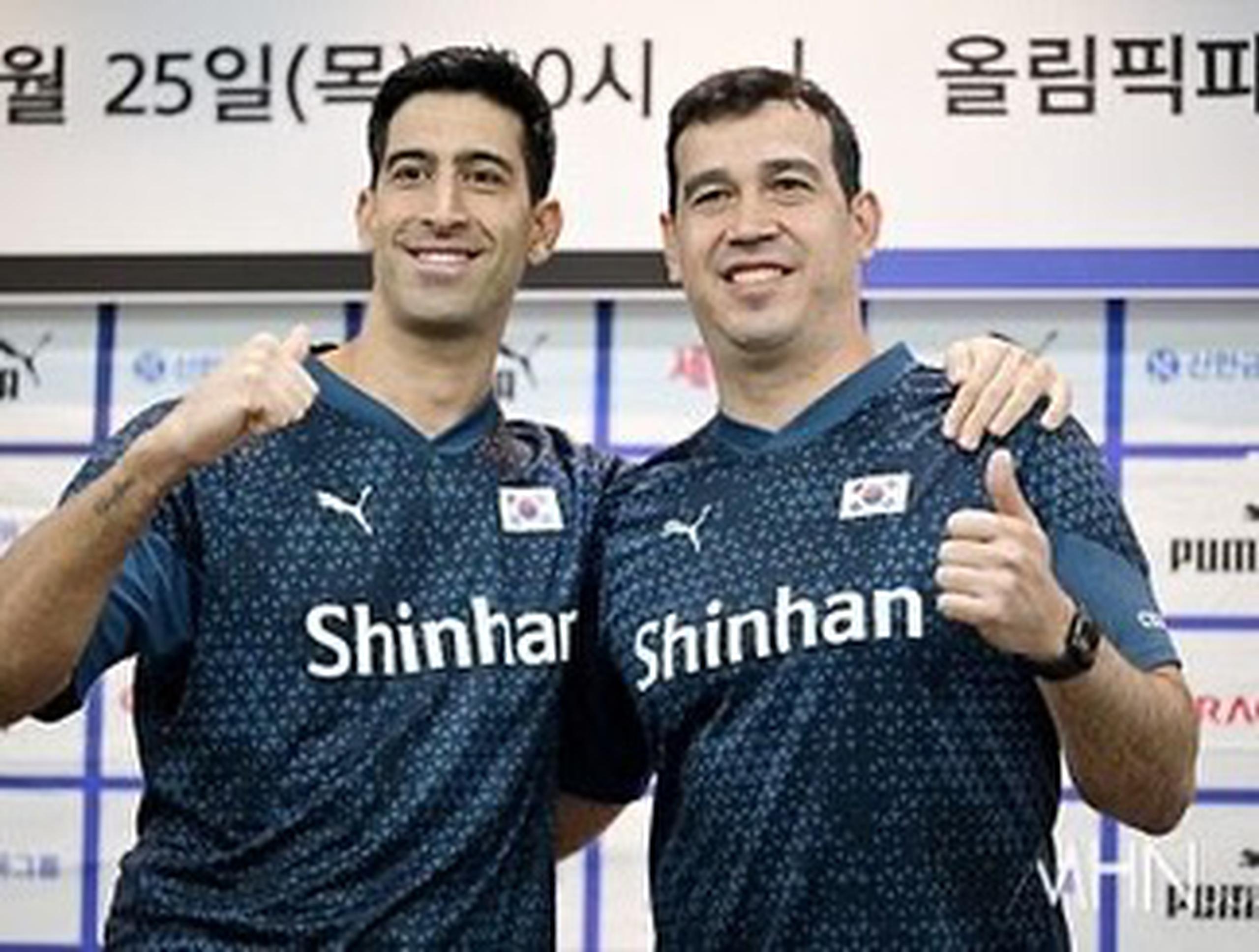 El brasileño  Isinaye Ramires y el boricua Fernando Morales fueron presentados en conjunto como los nuevos dirigentes de las selecciones nacionales de voleibol de Corea del Sur. Ramires dirigirá al equipo masculino y Morales al femenino. (Suministrada / Fernando Morales)