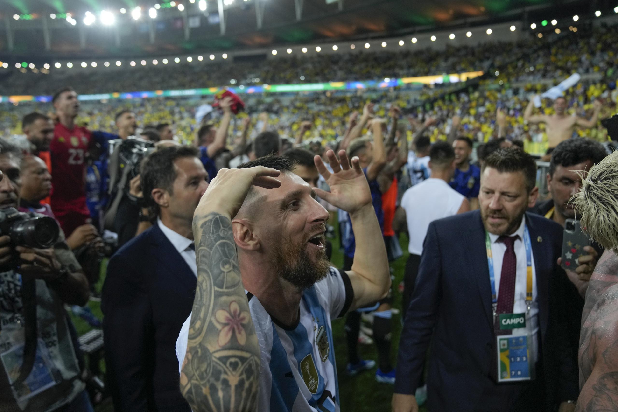 Lionel Messi y sus compañeros celebran la victoria 1-0 ante Brasil en las eliminatorias del Mundial, el martes 21 de noviembre de 2023, en Río de Janeiro.