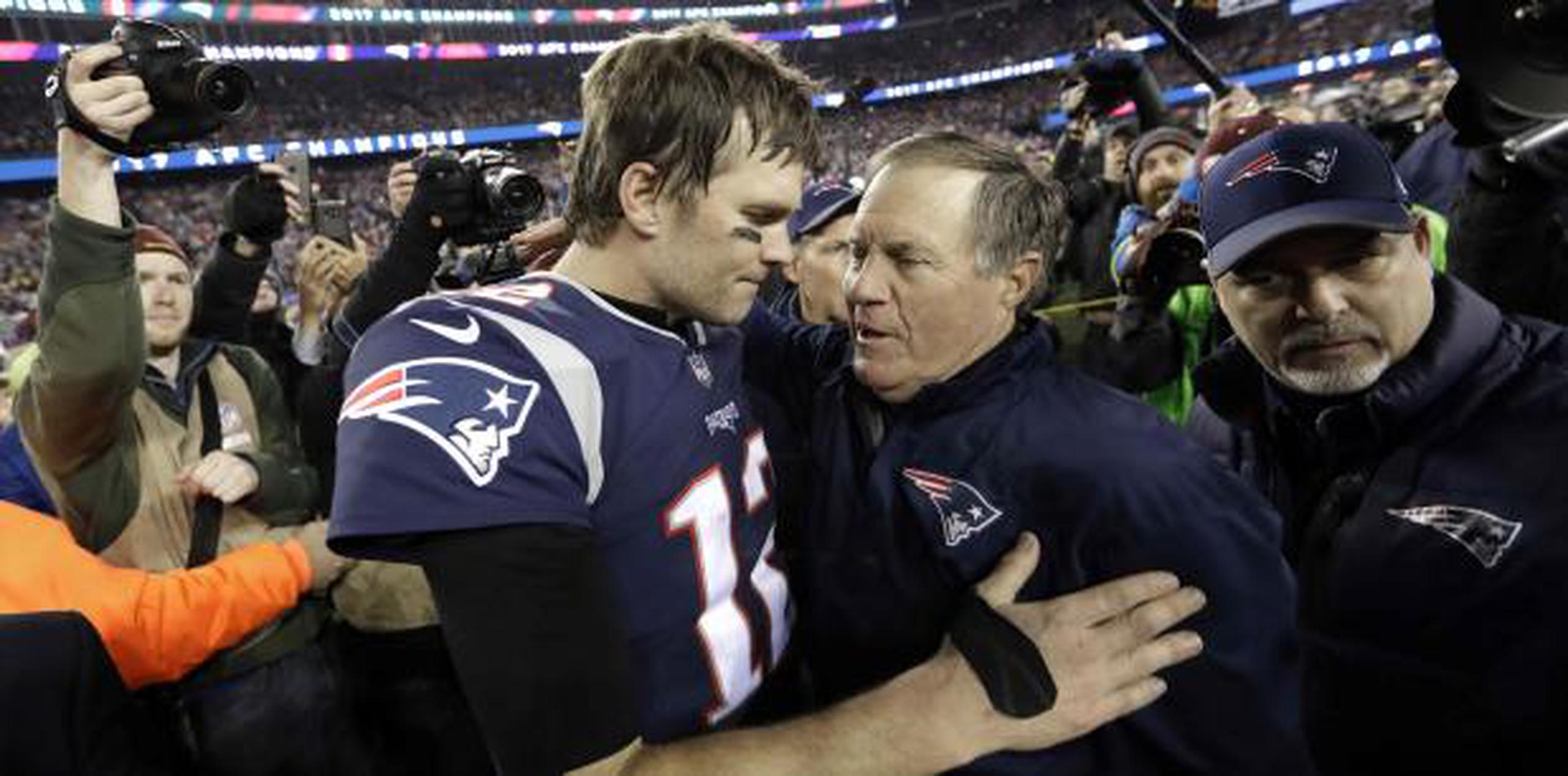 El quarterback Tom Brady y el dirigente Bill Belichick han ganado juntos seis campeonatos desde el 2001. (AP)