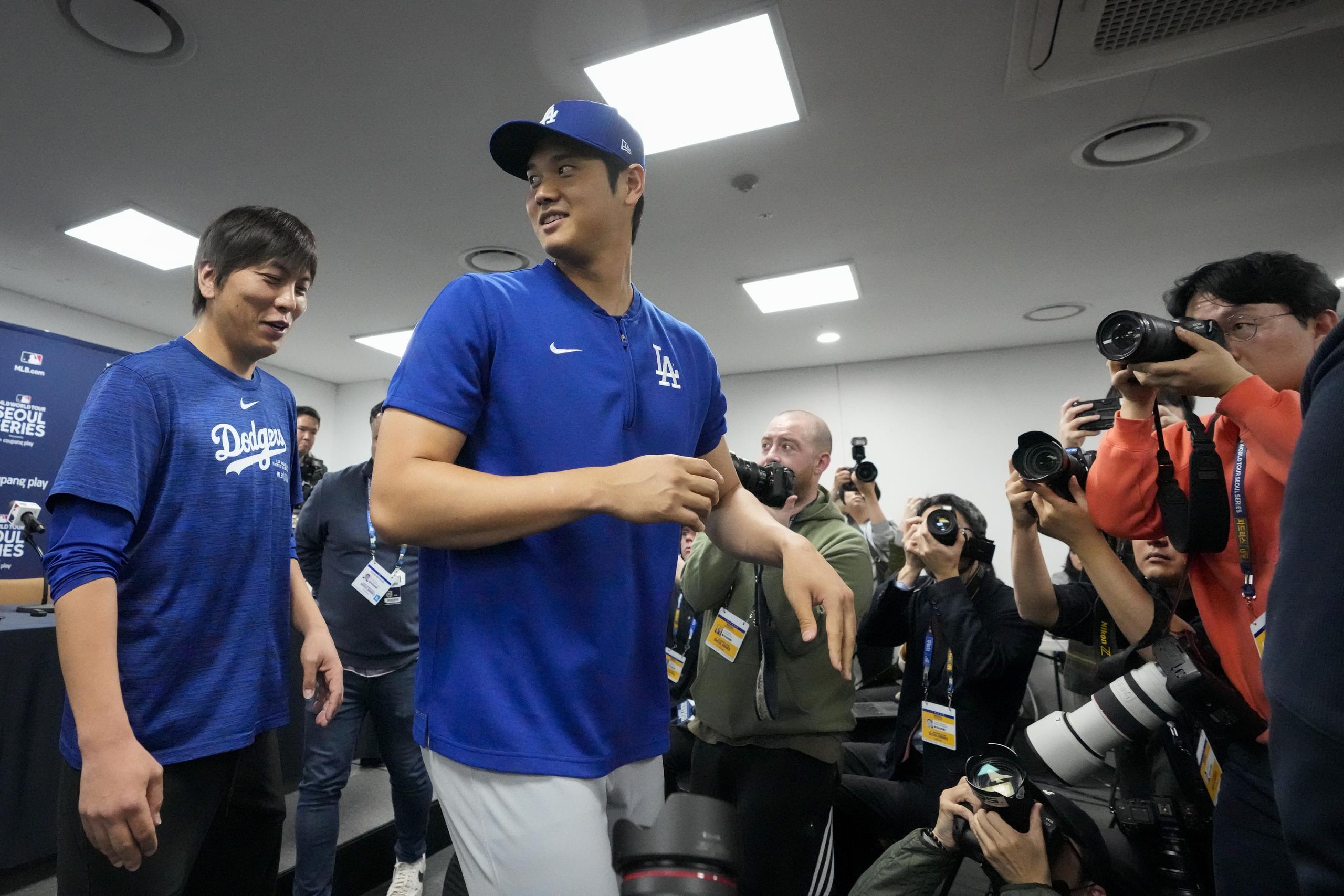 Shohei Ohtani (derecha), de los Dodgers de Los Ángeles, y su intérprete Ippei Mizuhara tras una rueda de prensa, el 16 de marzo de 2024, en Seúl.