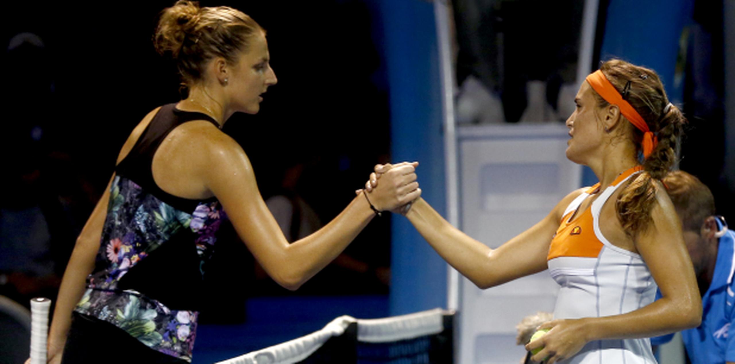 Puig y Kristyna Pliskova se saludan al concluir el partido que concluyó con un triunfo para la boricua y un récord para su rival. (AP)