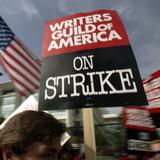 Guionistas en Hollywood comienzan huelga tras no llegar a un acuerdo por mejores salarios
