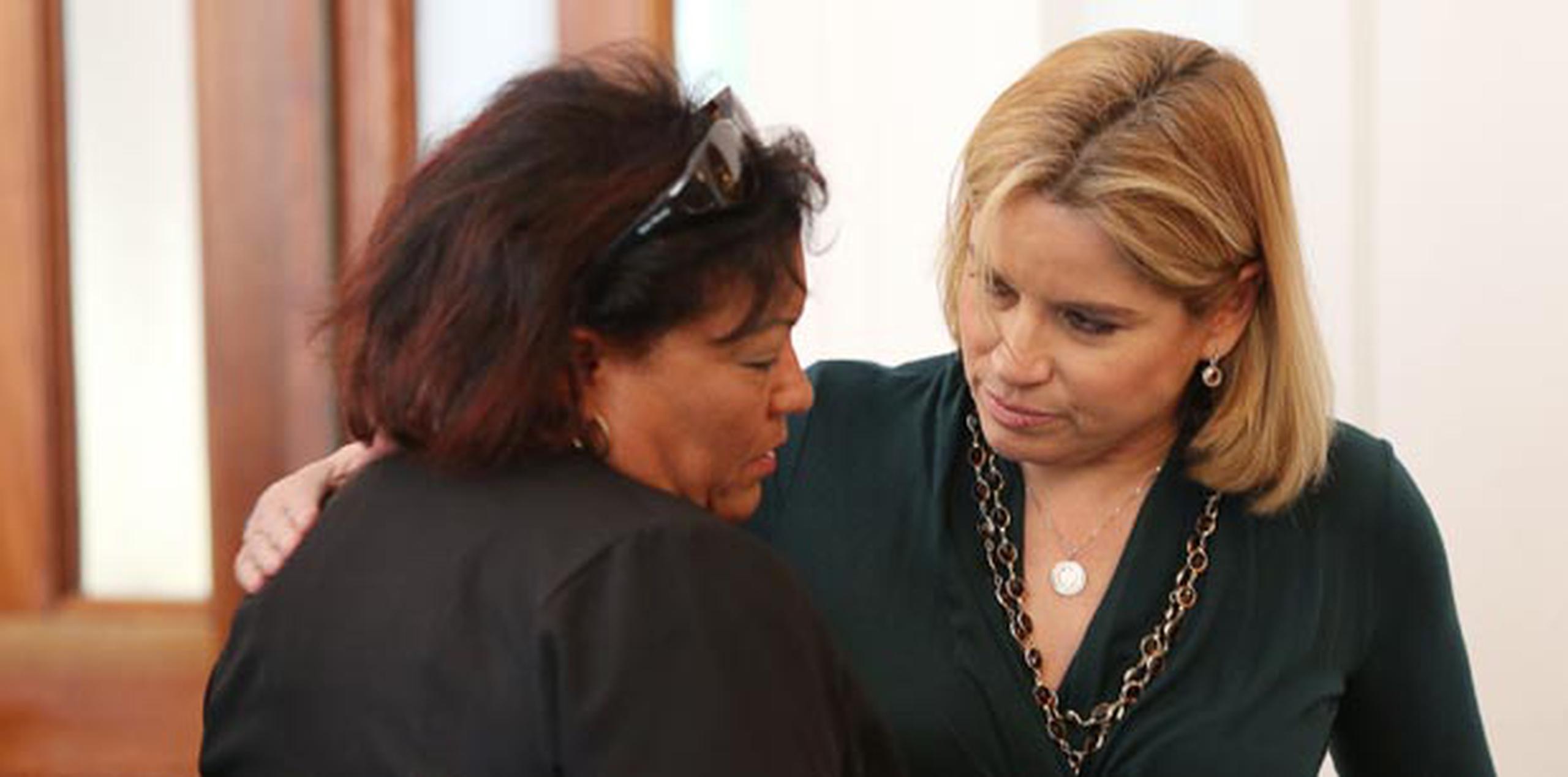 La alcaldesa Carmen Yulín consuela a Ana Peguero, madre de Agustín Javier Peguero.(angel.rivera@gfrmedia.com)