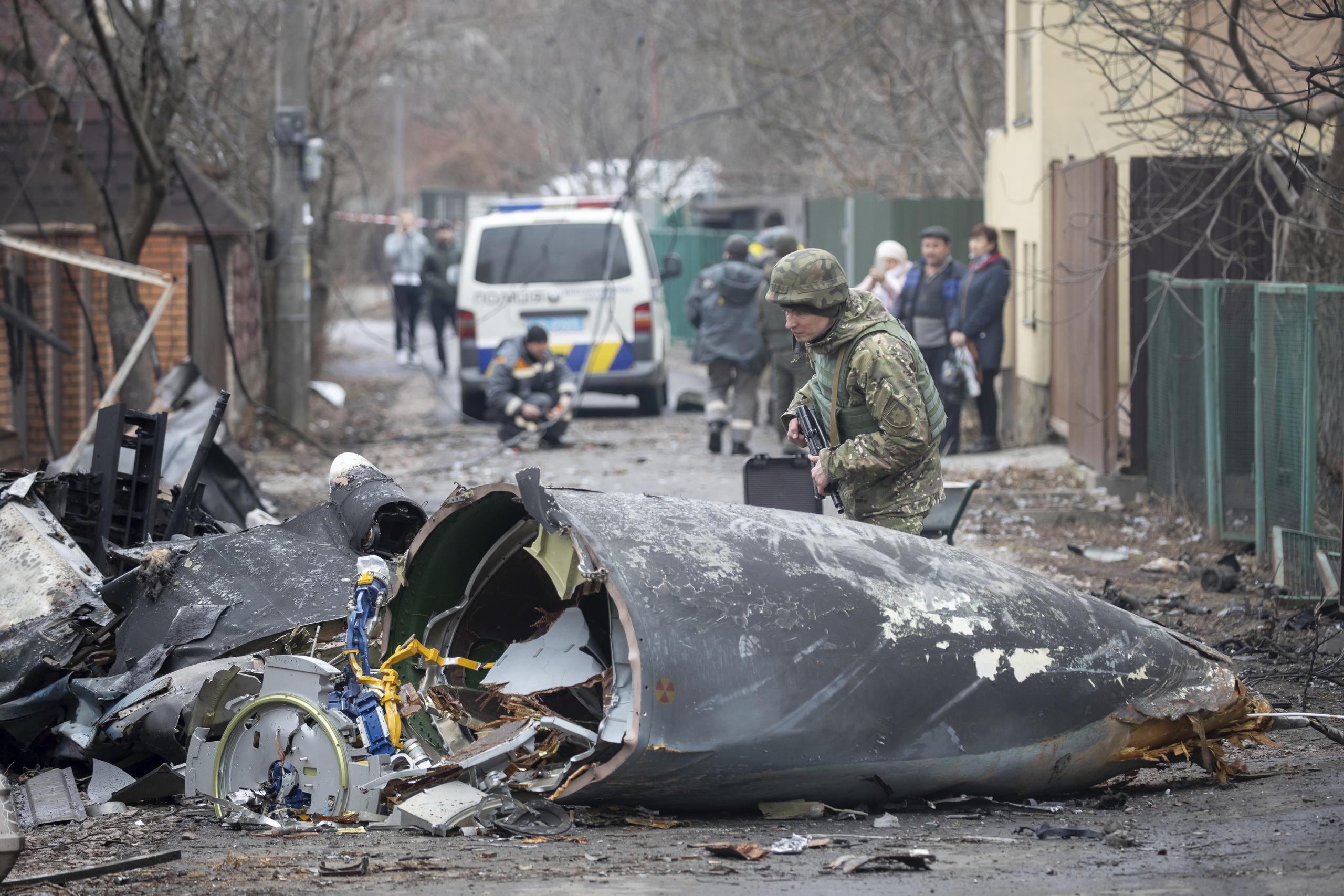 Un soldado ucraniano inspecciona los fragmentos de un avión caído en Kiev el viernes.