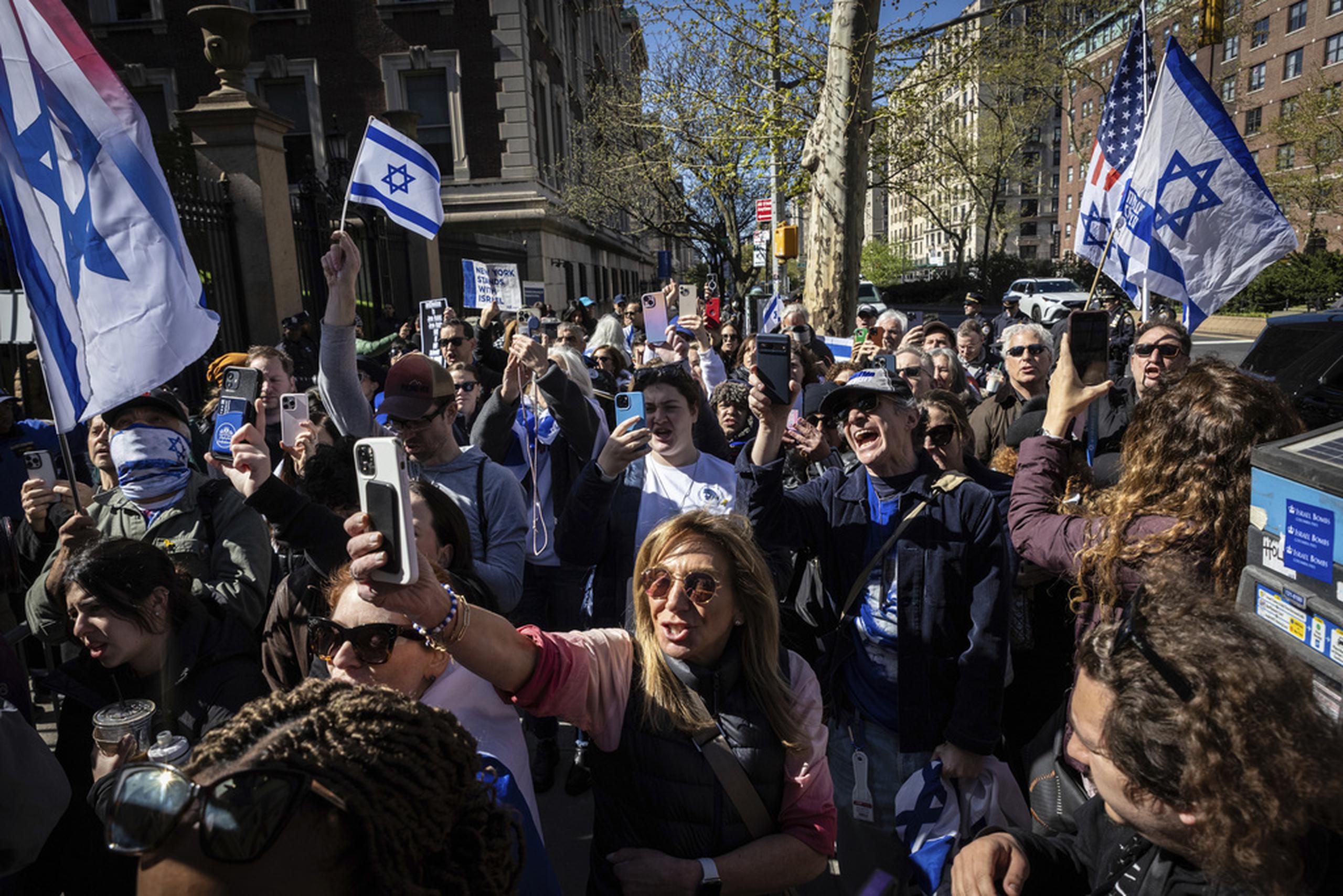 Manifestantes proisraelíes cantan en apoyo al profesor asistente de la Universidad de Columbia, Shai Davidai, a quien se le negó el acceso al campus principal para impedirle acceder al césped actualmente ocupado por estudiantes manifestantes propalestinos en Nueva York, el 22 de abril de 2024.