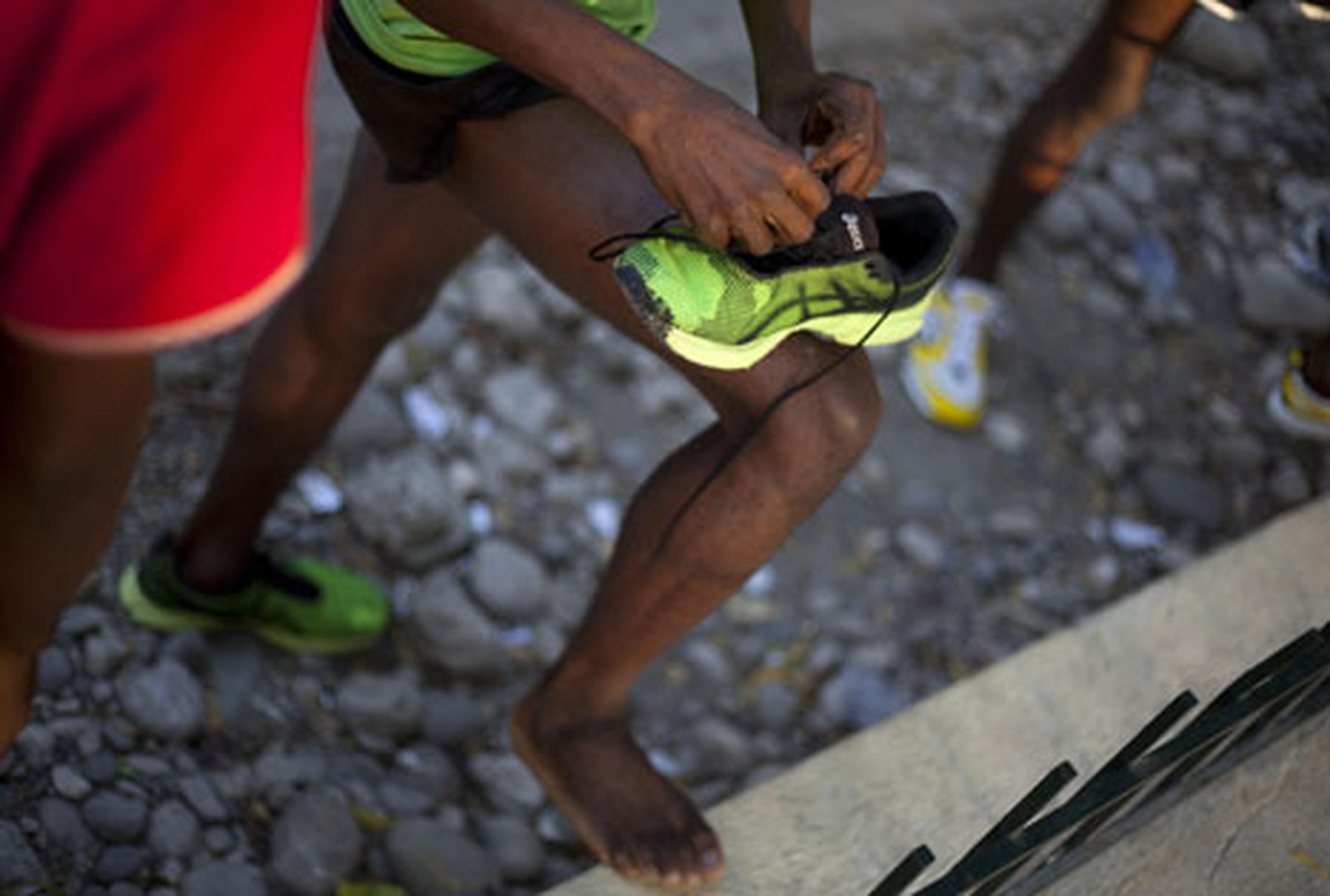 Clovis inicia sus corridas en las colinas del centro. Se pone sus pantaloncitos y unas zapatillas de segunda mano en la casucha de madera contrachapada donde vive en Petionville. (AP)