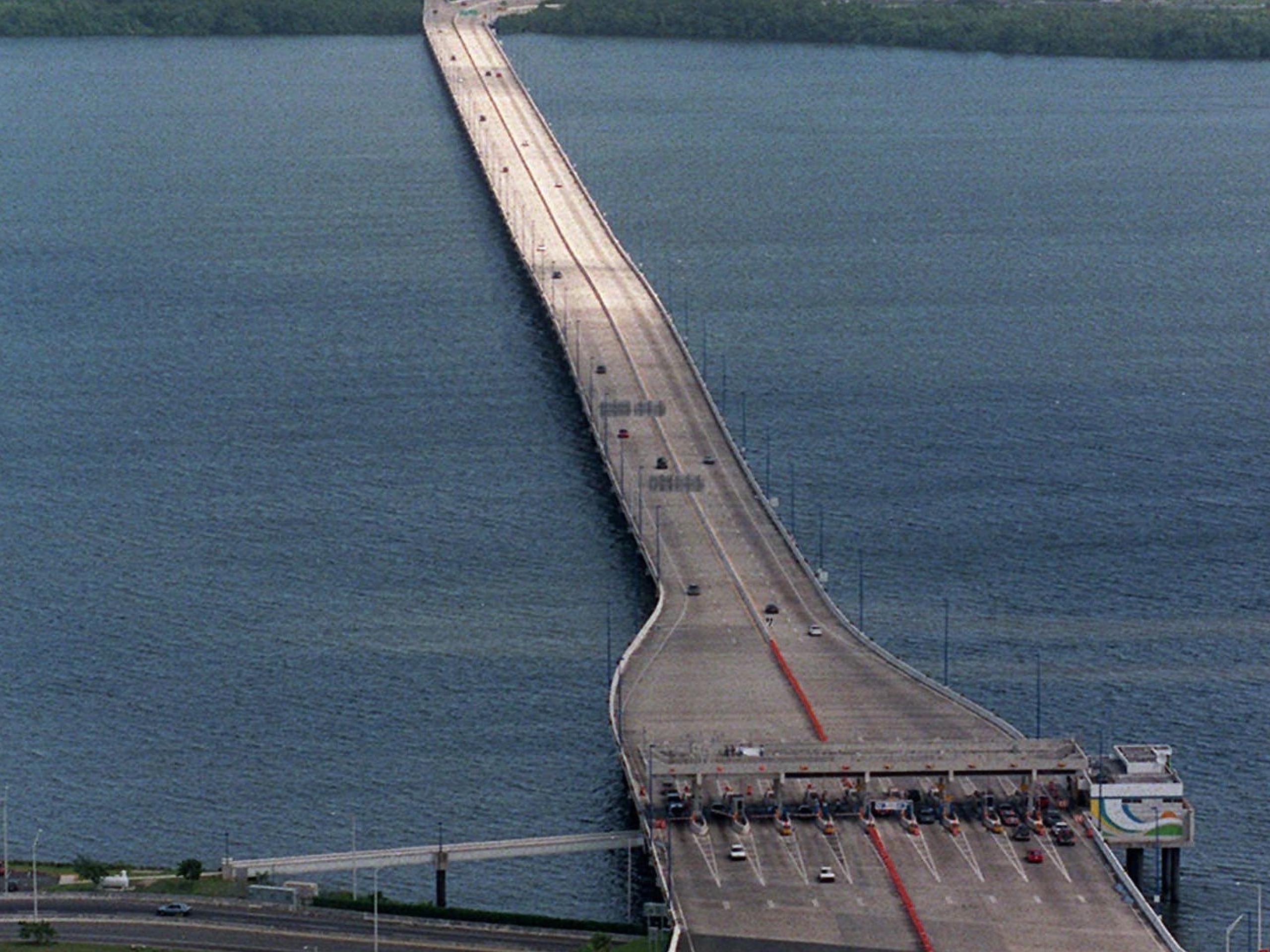 Situado sobre la Laguna San José, es el puente de mayor longitud sobre un cuerpo de agua en Puerto Rico y conecta San Juan con el Aeropuerto Internacional Luis Muñoz Marín desde 1994.