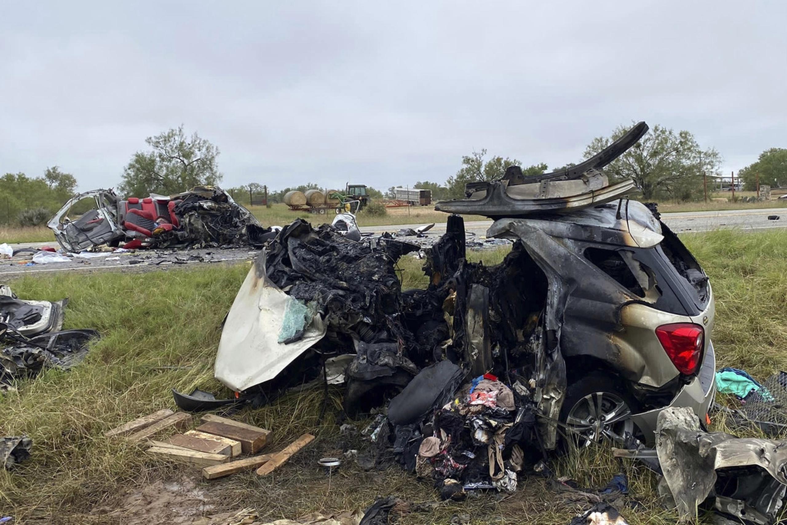 Escena del accidente que cobró la vida de ocho personas, cerca de Batesville, Texas, el 8 de noviembre de 2023.