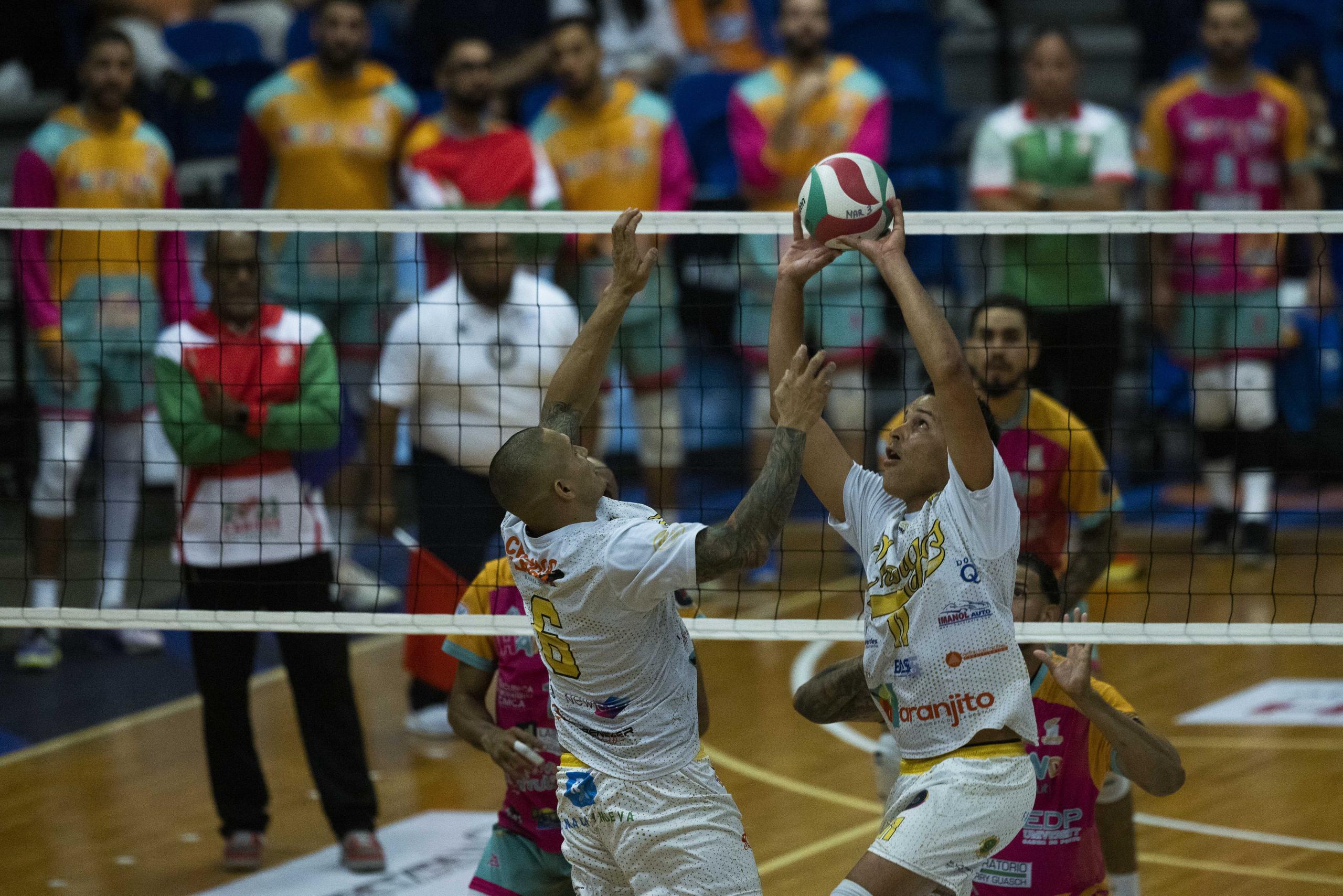 Juanmi Ruiz le acomoda un balón a Luis Candelario en el primer juego de la serie final del Voleibol Superior Masculino.