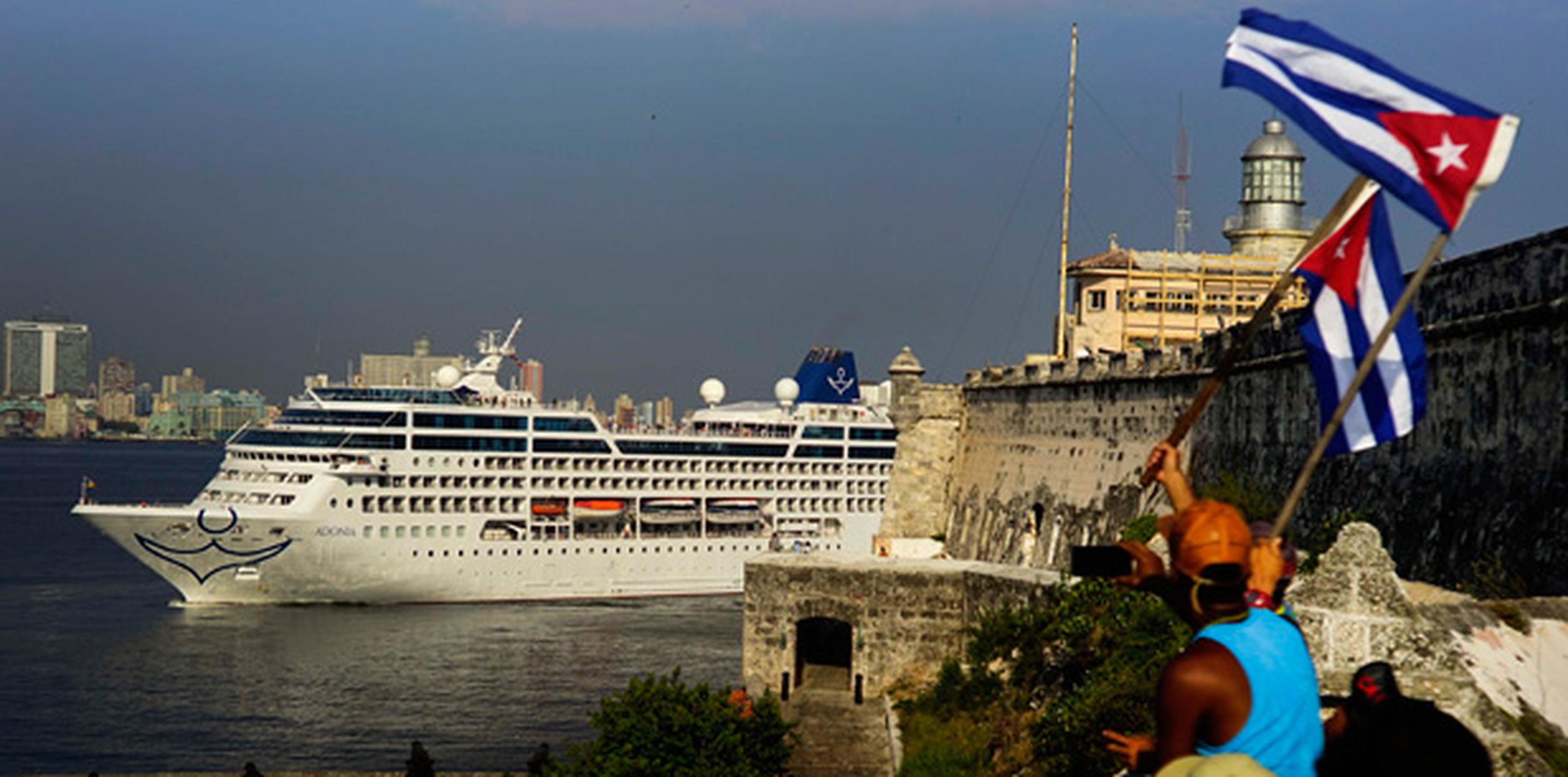 El buque Adonia, de la compañía de cruceros Carnival Corp., zarpó de Miami alrededor de las 4:24 de la tarde con 704 pasajeros con destino a La Habana. (AP)