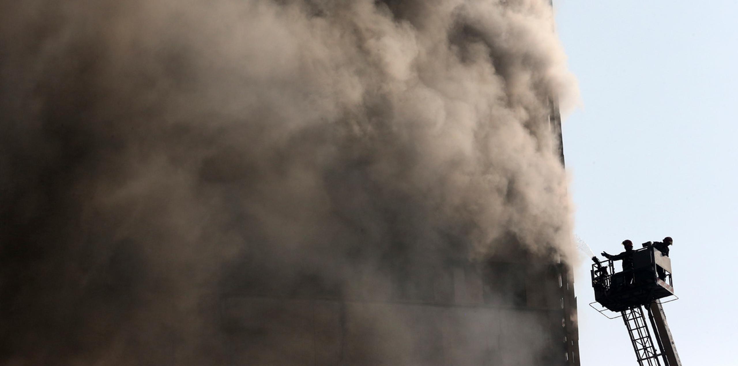 Los bomberos lucharon contra las llamas durante varias horas antes de que el inmueble se viniera abajo. (AP)