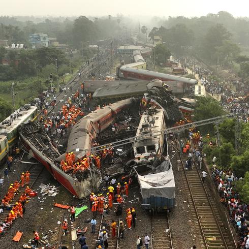 FOTOS: Tren se descarrila y deja más de 250 muertos y sobre 900 heridos en India