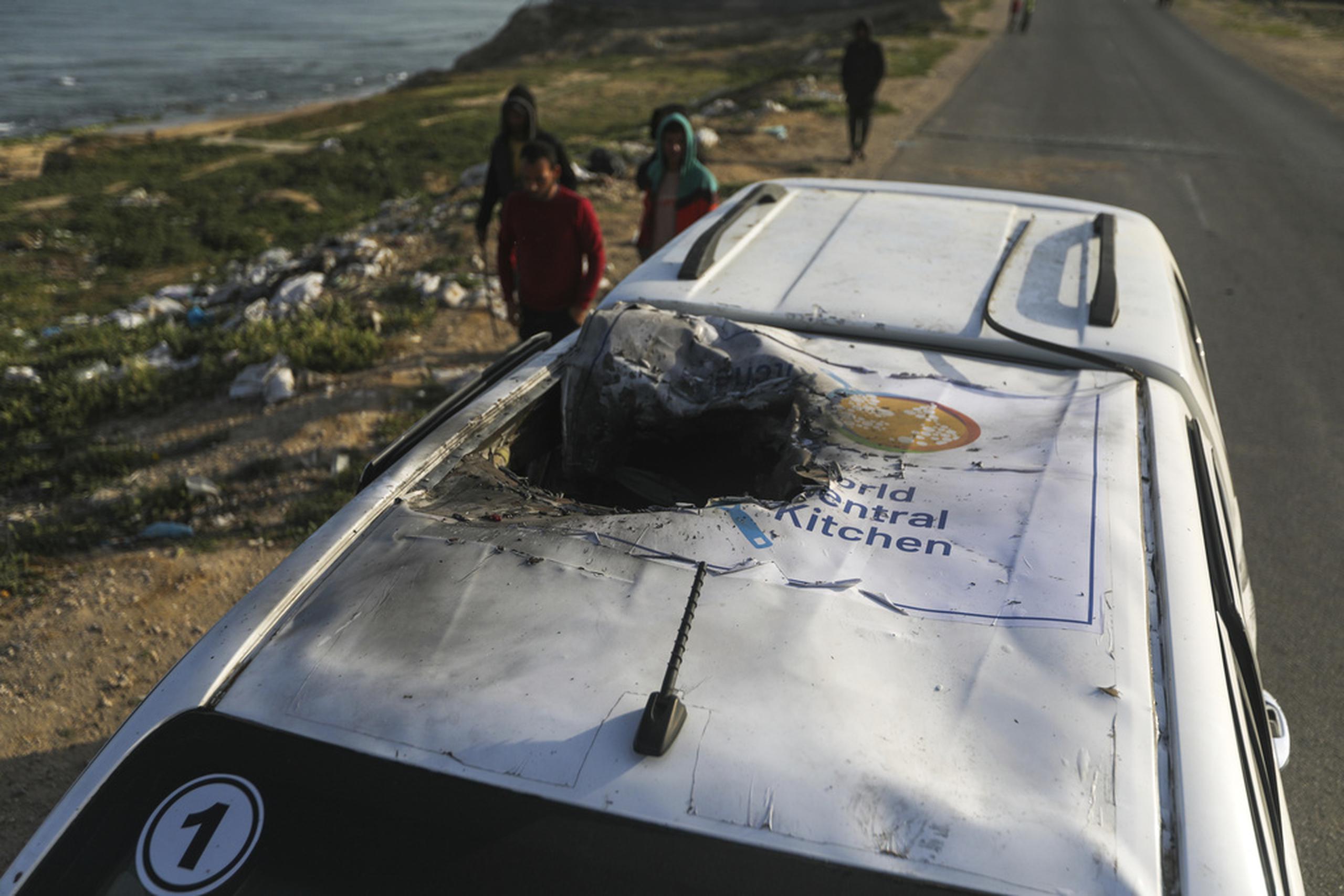 Palestinos inspeccionan un vehículo con el logo de World Central Kitchen destrozado por el ataque aéreo israelí en Deir al Balah, Franja de Gaza, el 2 de abril de 2024.