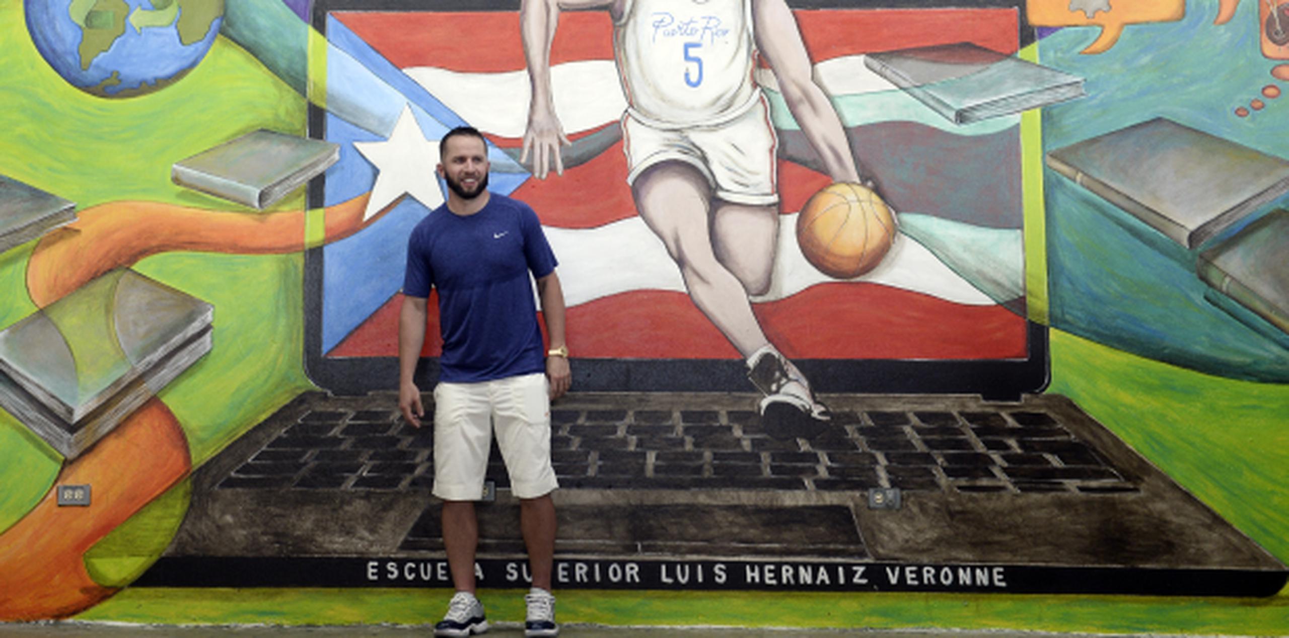 El mayagüezano posó frente al mural en su honor, en la escuela Luis Hernaiz Veronne, en Canóvanas. (gerald.lopez@gfrmedia.com)