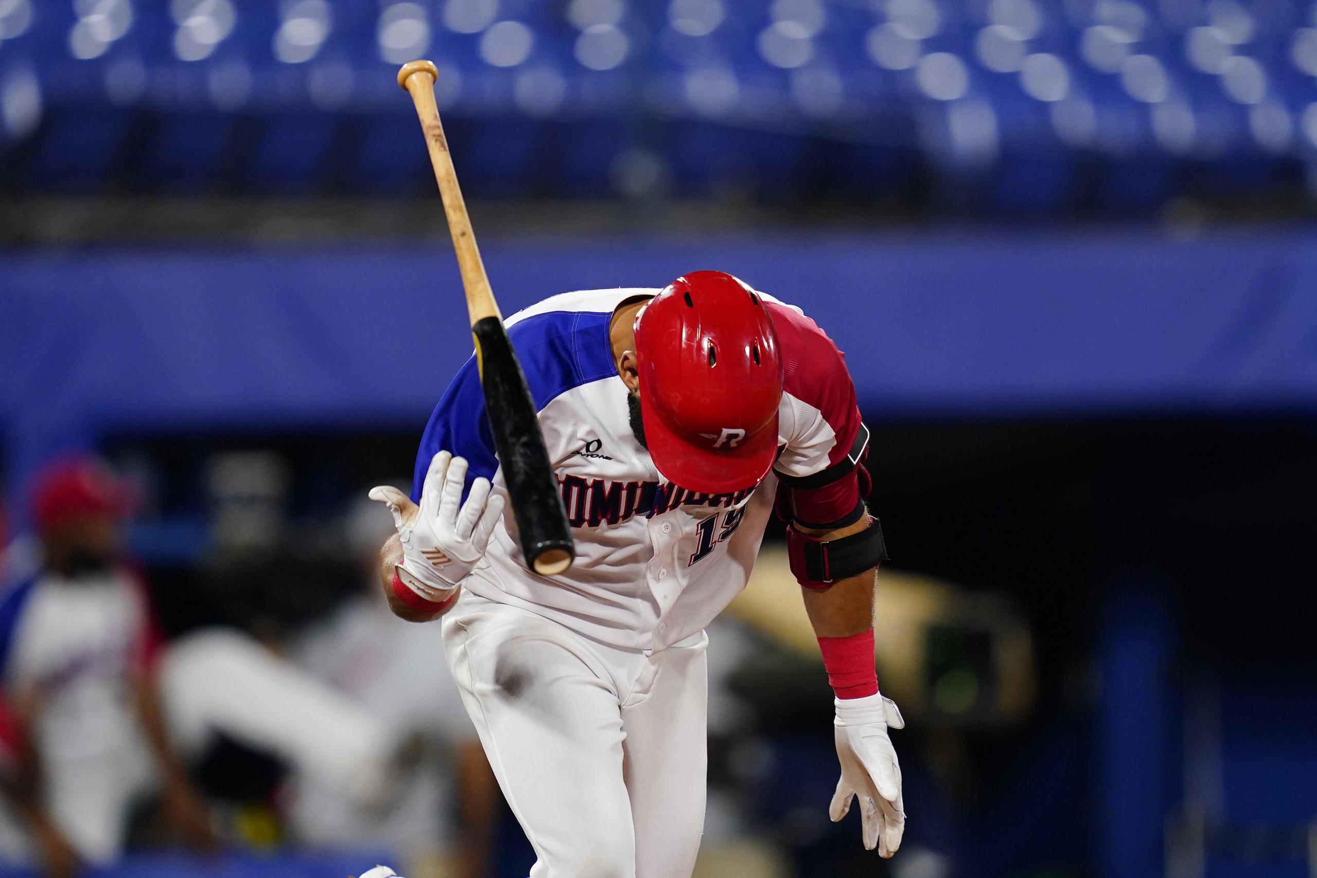 El dominicano José Bautista suelta el bate tras batear un sencillo para darle la victoria a la República Dominicana por 7-6 ante Israel en el béisbol de los Juegos Olímpicos.