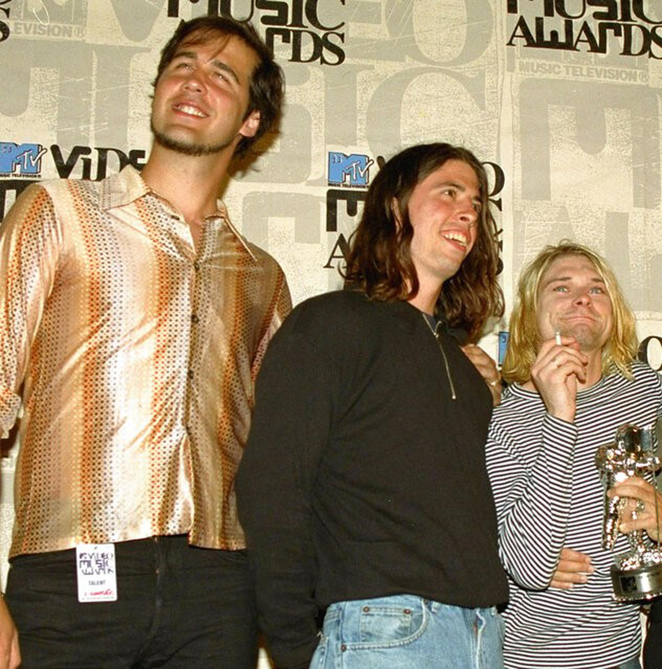 Los miembros de Nirvana Krist Novoselic, Dave Grohl y Kurt Cobain tras recibir un premio el 2 de septiembre de 1993 en Universal City, California.