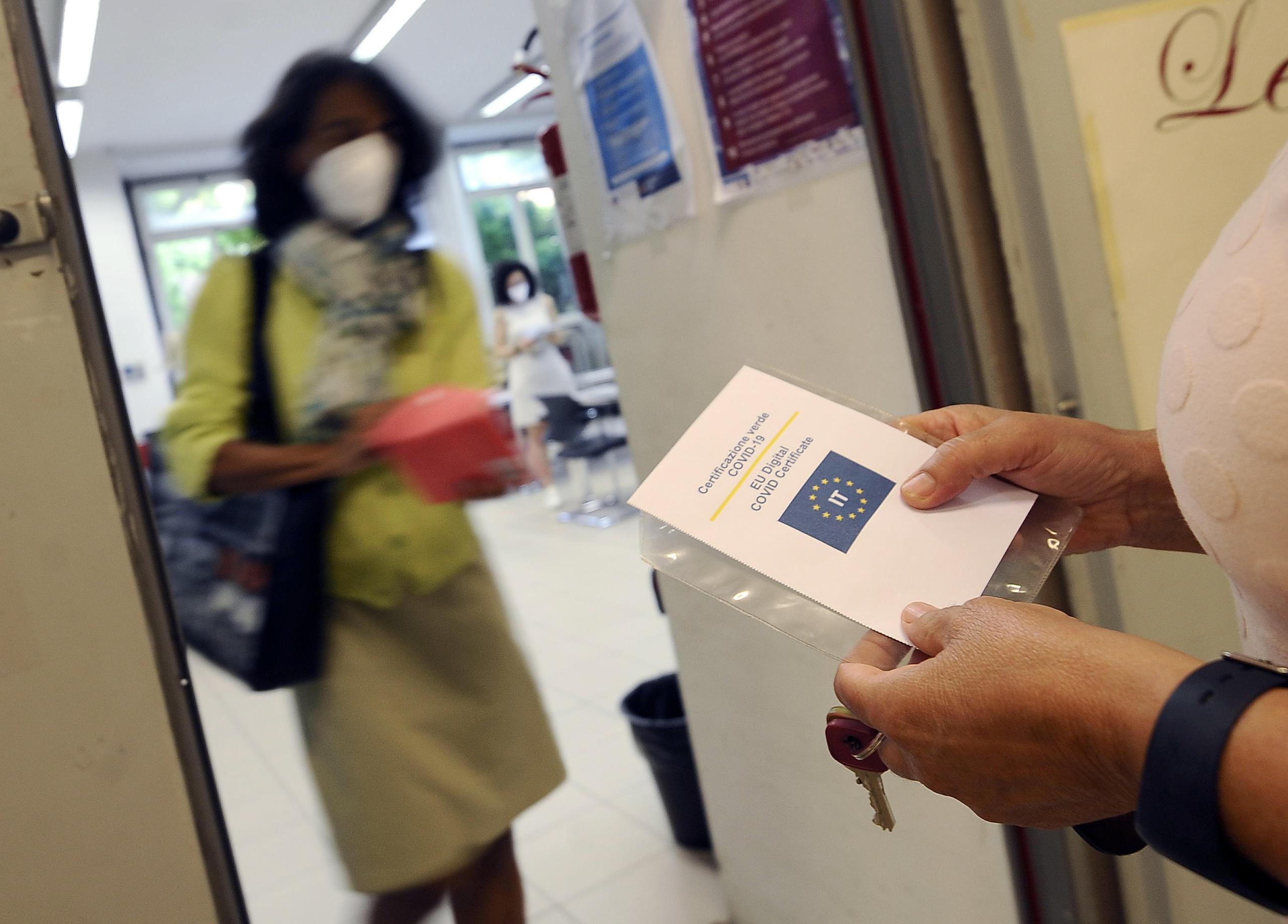 Una persona muestra su "pasaporte sanitario" en una foto de archivo. EFE/EPA/FABIO CIMAGLIAx
