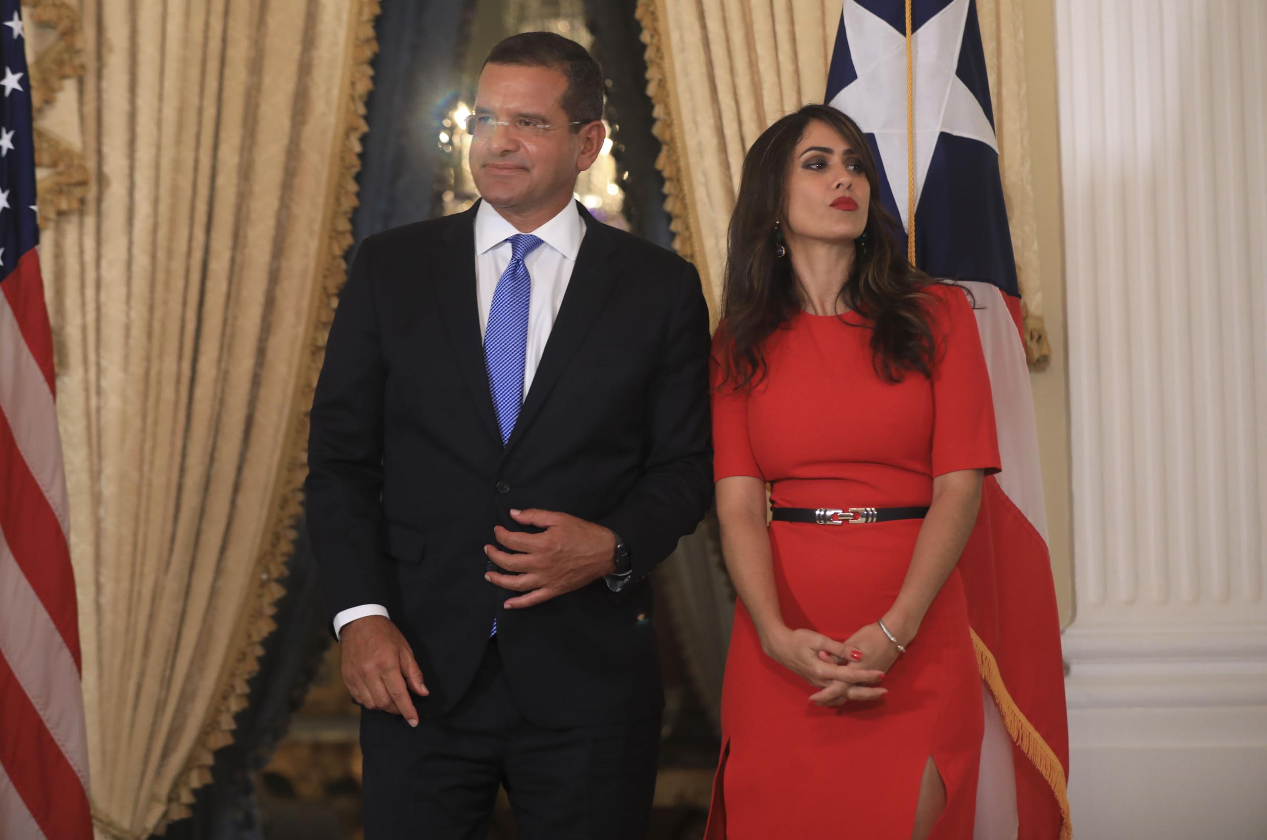 El gobernador Pedro Pierluisi y la delegada congresional Elizabeth Torres durante la juramentación al cargo el 1 de julio de 2021 en La Fortaleza.