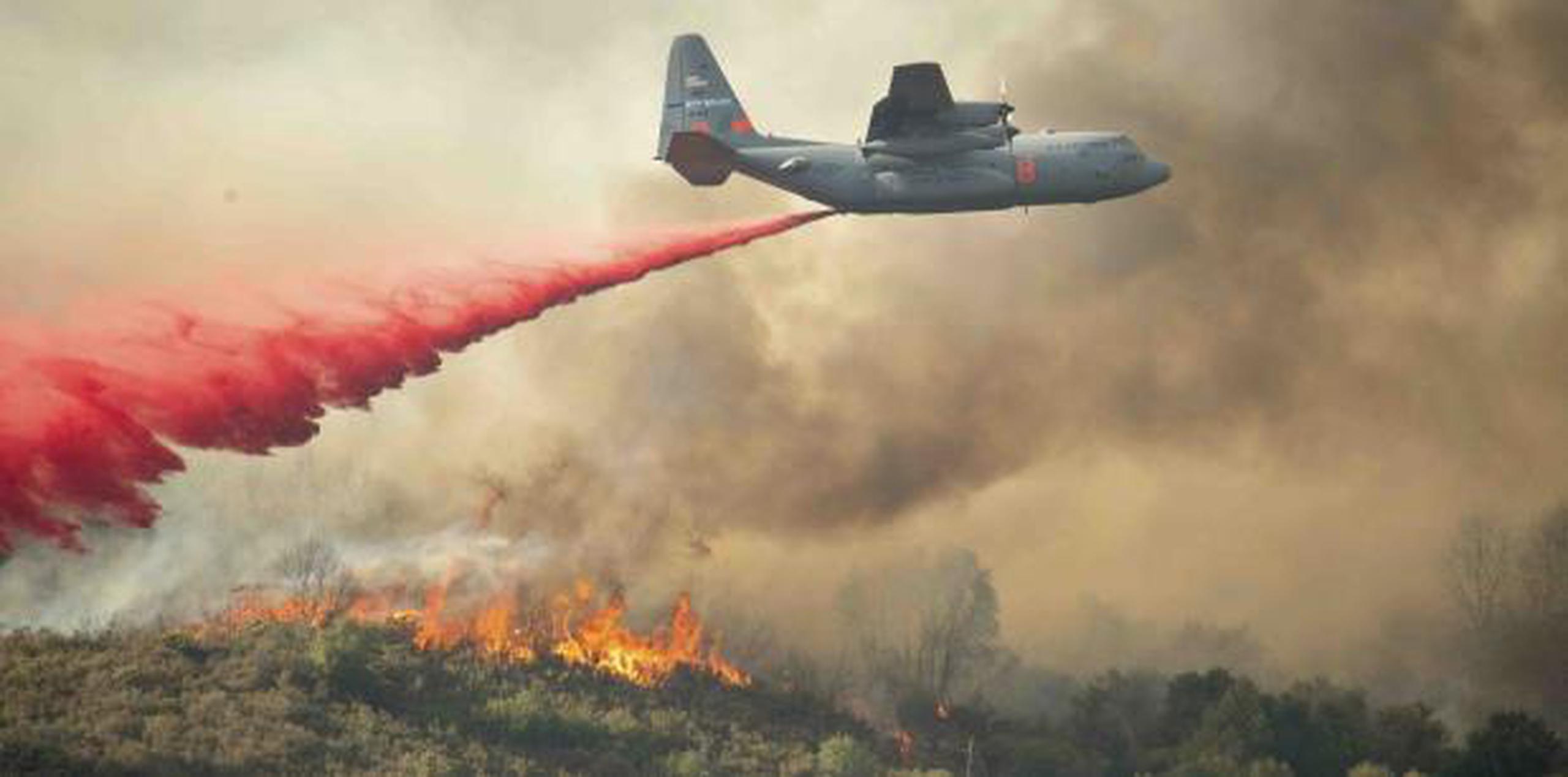 Algunos de los mayores incendios han estallado en las últimas pocas semanas, cuando el estado ha registrado calores récord. Y los meses históricamente peores de la temporada de incendios forestales están por venir. (AP)