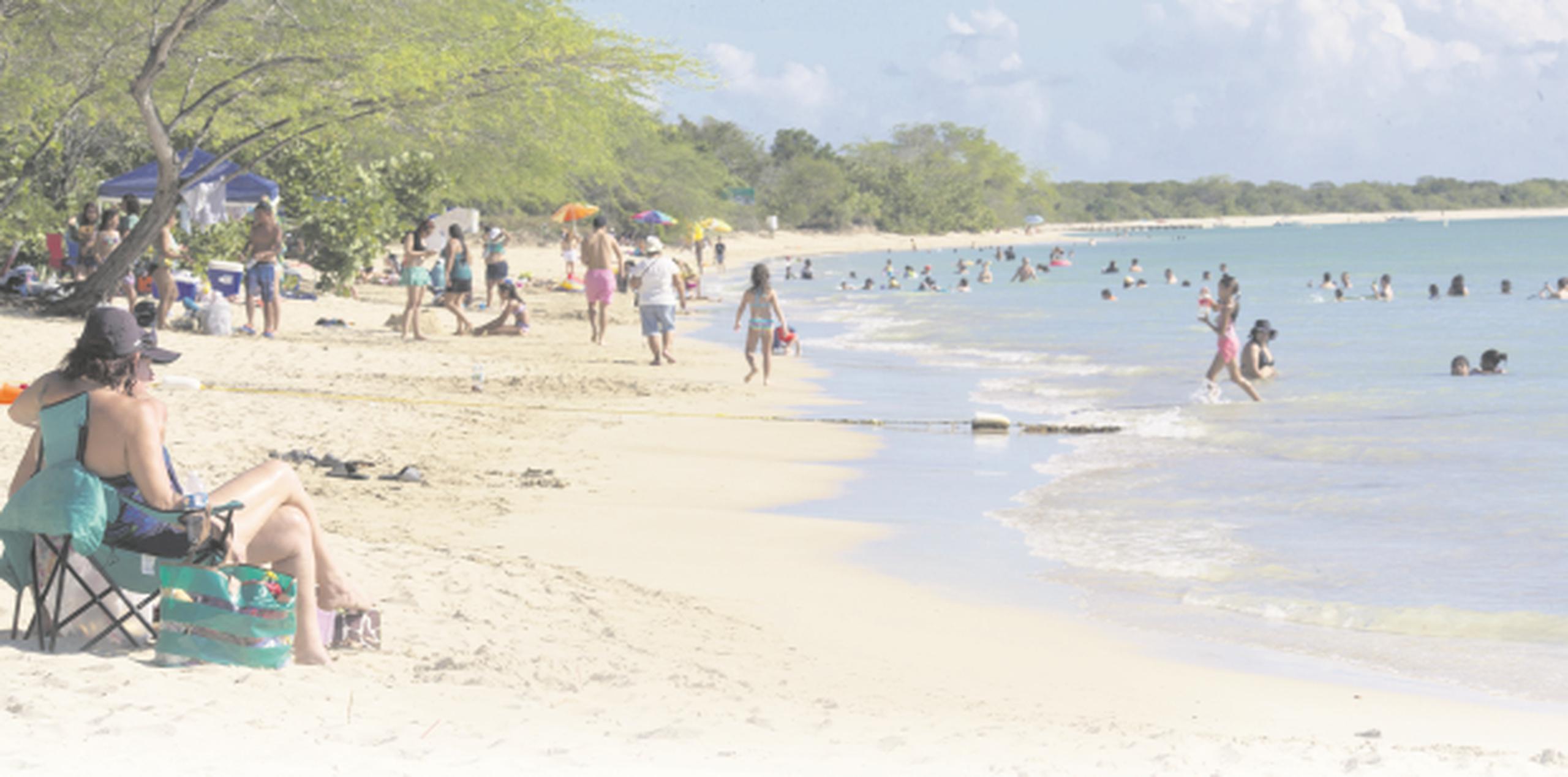 La Playa El Combate, en Cabo Rojo, se encuentran bajo bandera amarilla. (Archivo)