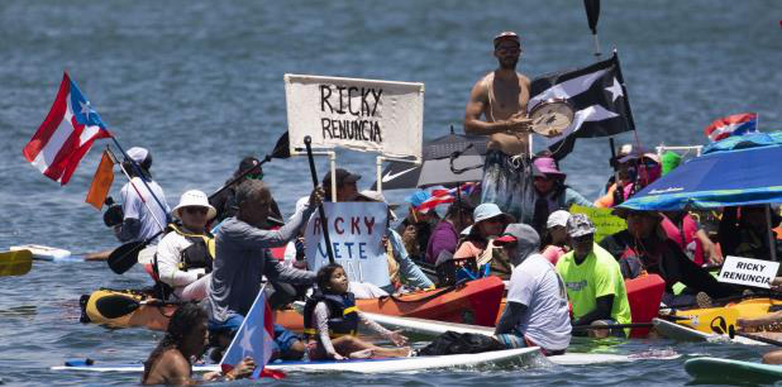 Kayaqueando en mi Puerto Rico, Aqua Sport, Grupo HP y Kayacampantes son otros de los grupos de kayakeros que se unieron a la manifestación que sobrepasó el centenar de kayaks en el agua. (david.villafane@gfrmedia)