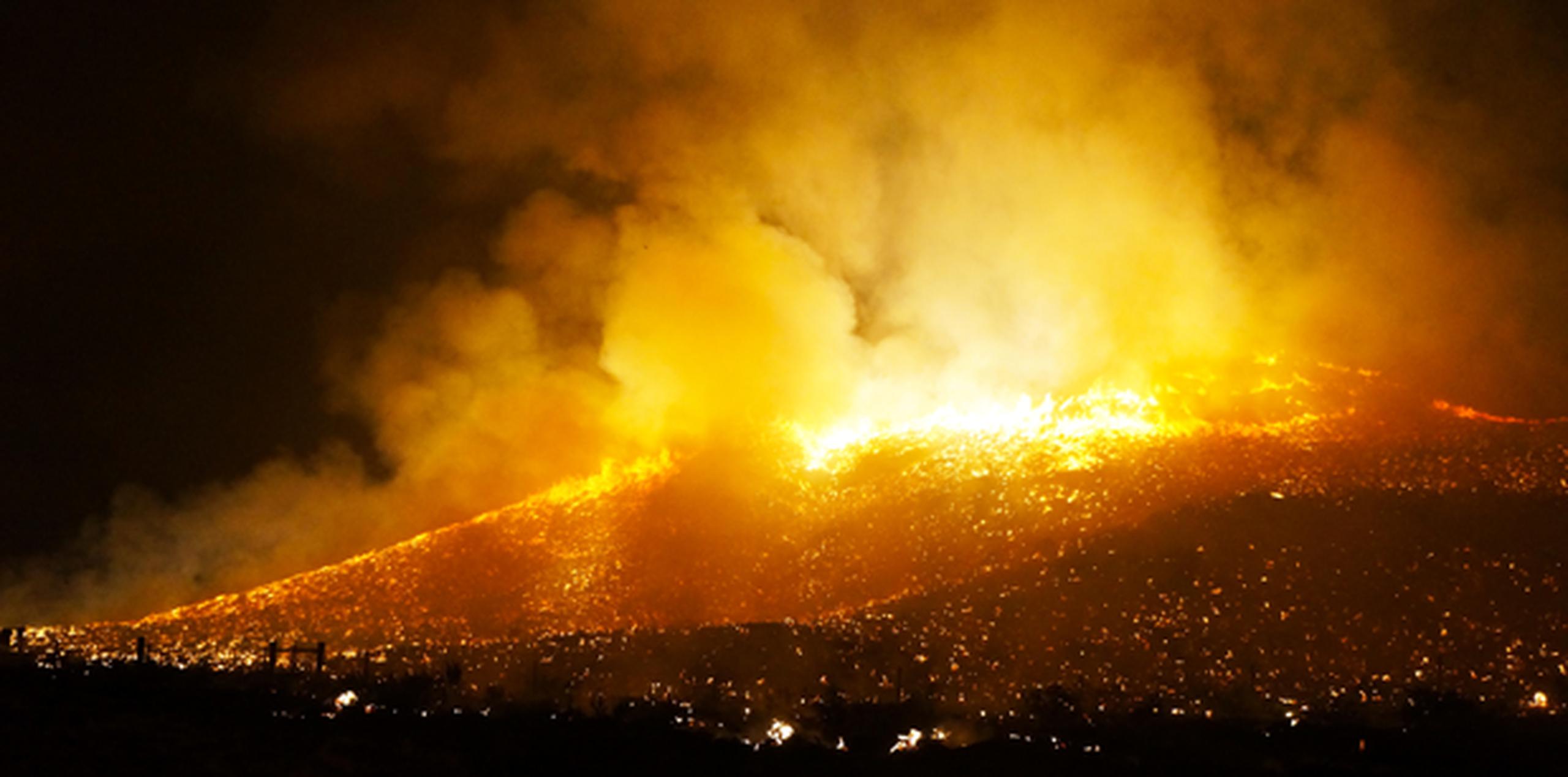 Imagen tomada por el bombero de Utah Eli Peterson captura un voraz incendio en Owyhee County, Idaho. (AP)