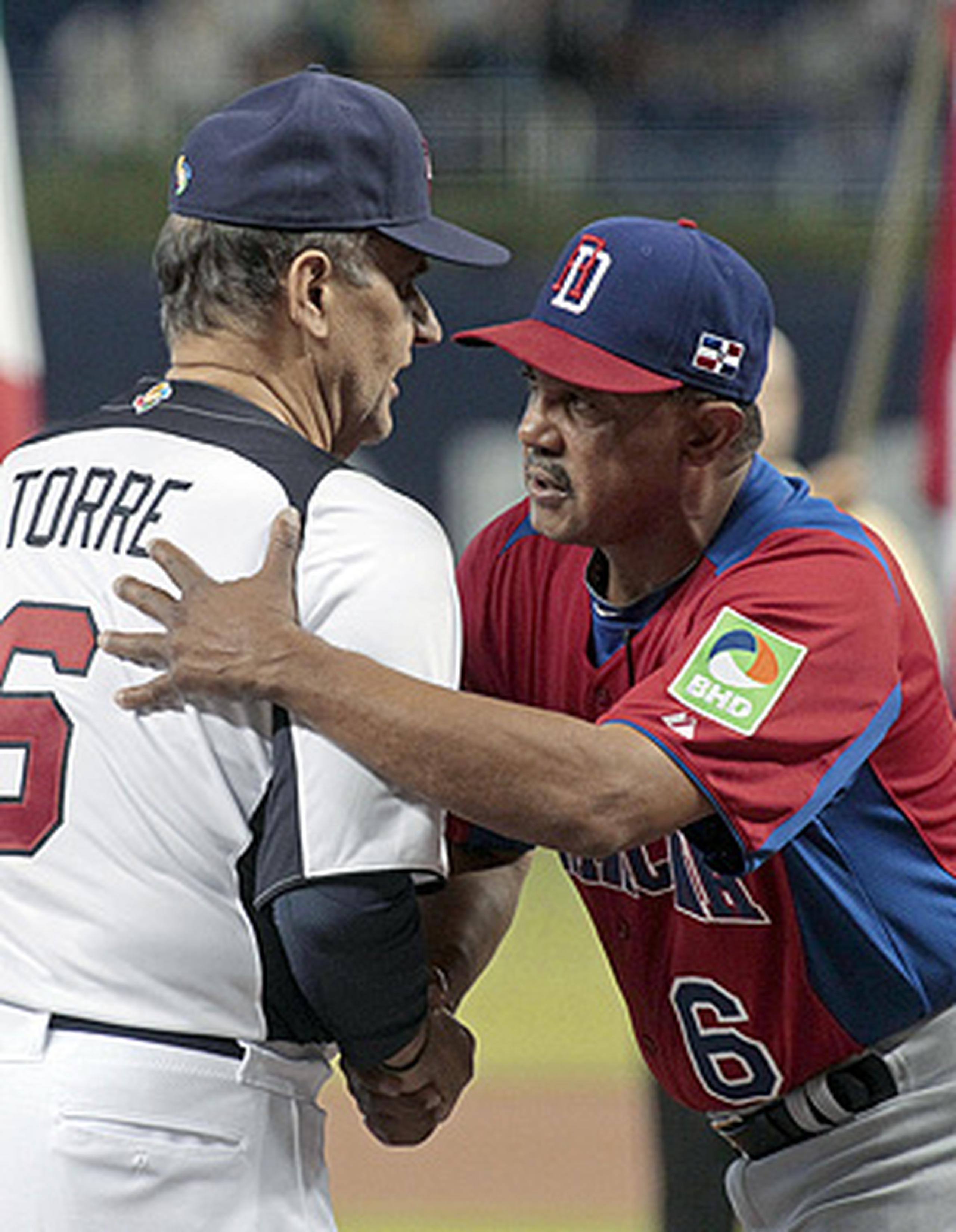 Al finalizar el juego, Torre estrechó la mano del dirigente dominicano Tony Peña. (AP)