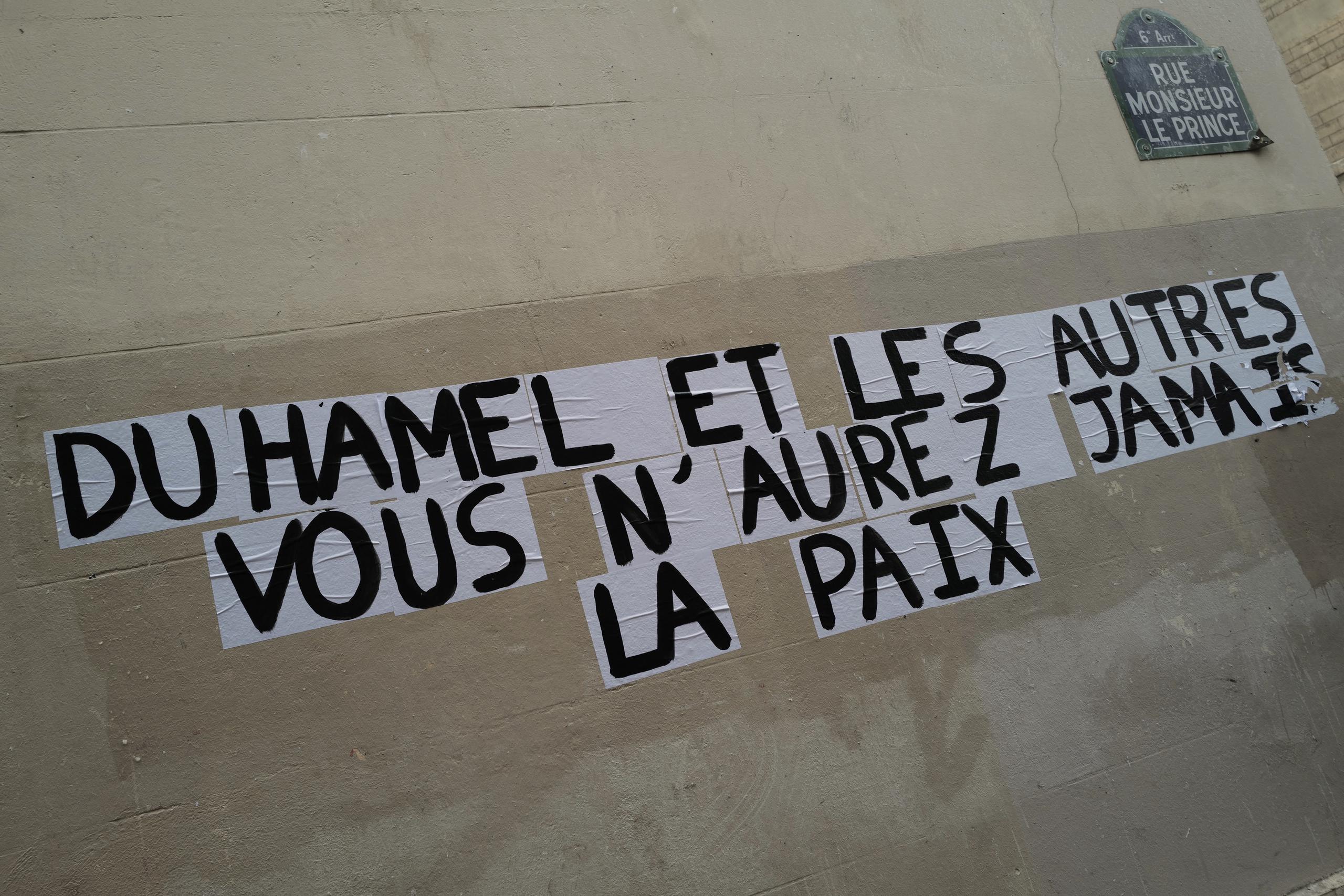 Fotografía de archivo del 19 de enero de 2021 de un texto escrito en un muro que dice "Duhamel y los otros, nunca estarán en paz" en referencia al politólogo francés Olivier Duhamel en París. (AP Foto/Francois Mori, Archivo)