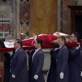 "Impresionante" adiós a Benedicto XVI con miles de fieles