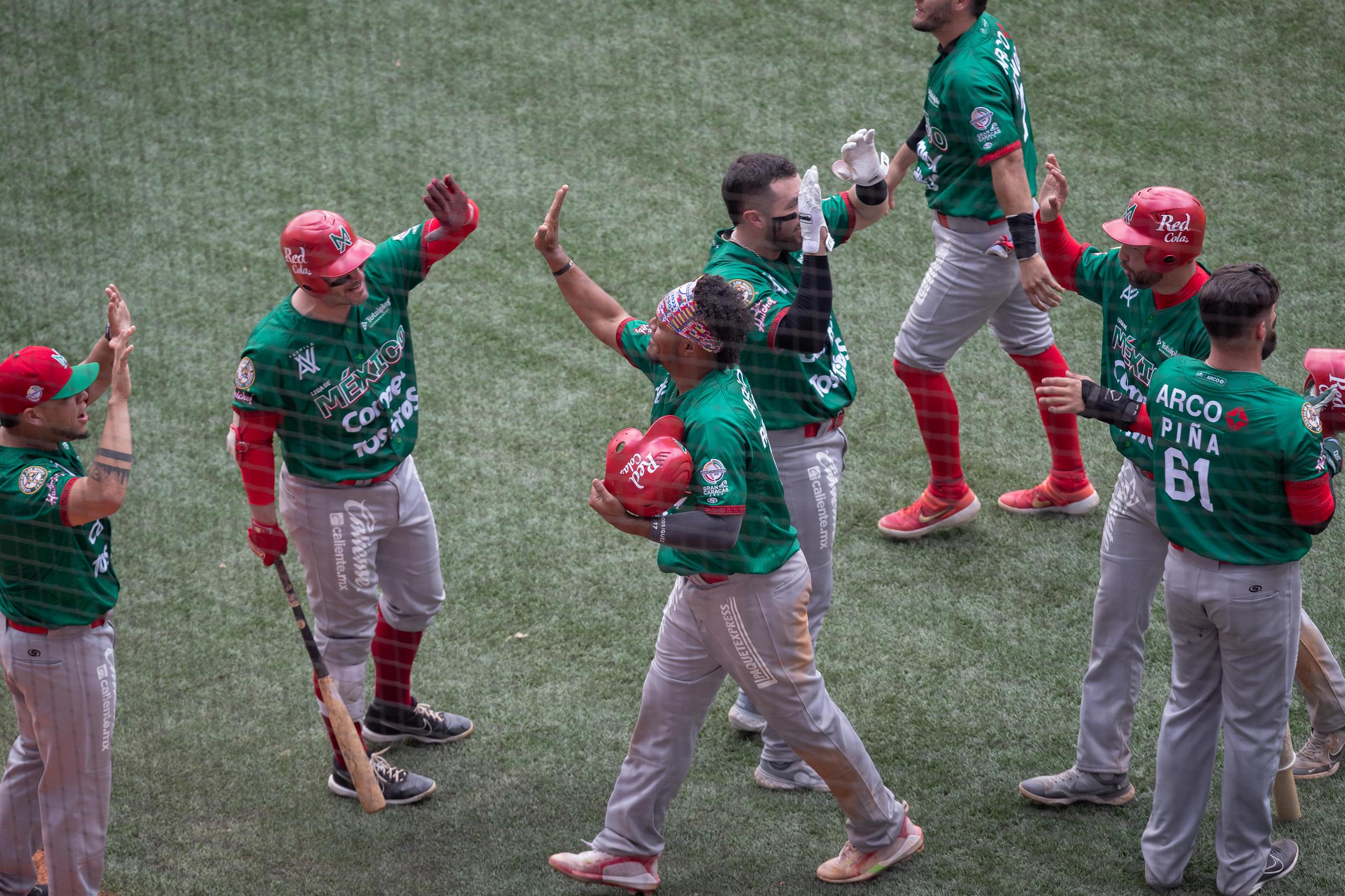Los jugadores de los Cañeros de México celebran una carrera durante el partido sobre República Dominicana durante la tanda del jueves.