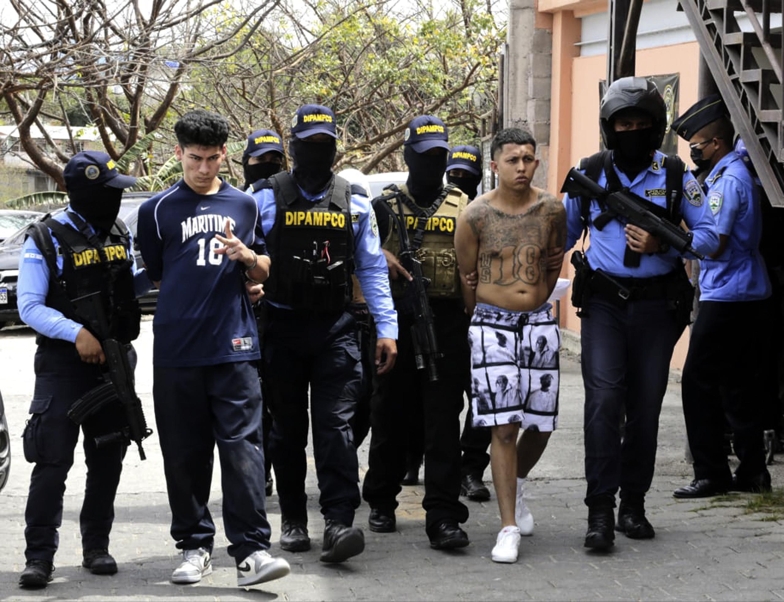 Fotografía cedida por la Dirección Policial Antimaras y Pandillas Contra el Crimen Organizado (DIPAMPCO) que muestra la detención de dos jóvenes en Tegucigalpa, en Honduras. (EFE/ Cortesía DIPAMPCO)
