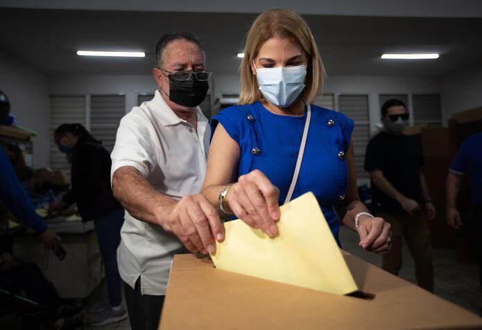 La candidata y su esposo, el productor Luisito Vigoreaux, ejercieron el voto en el mismo colegio.