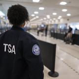 TSA se prepara para el aumento de viajeros en los aeropuertos durante las próximas semanas