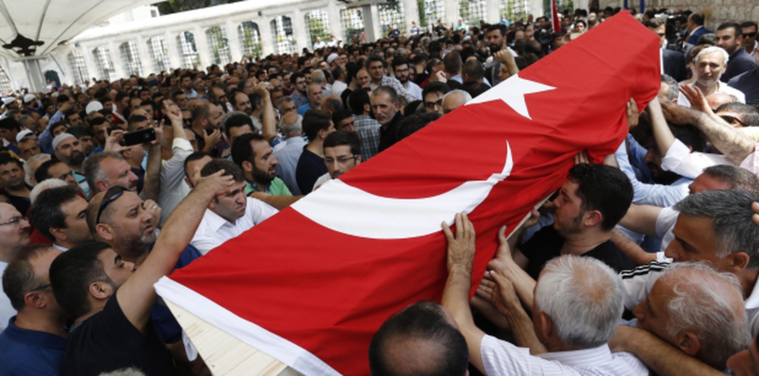 Un funeral en Estambul de una de las 161 víctimas mortales del fallido intento de golpe de estado. (EFE)