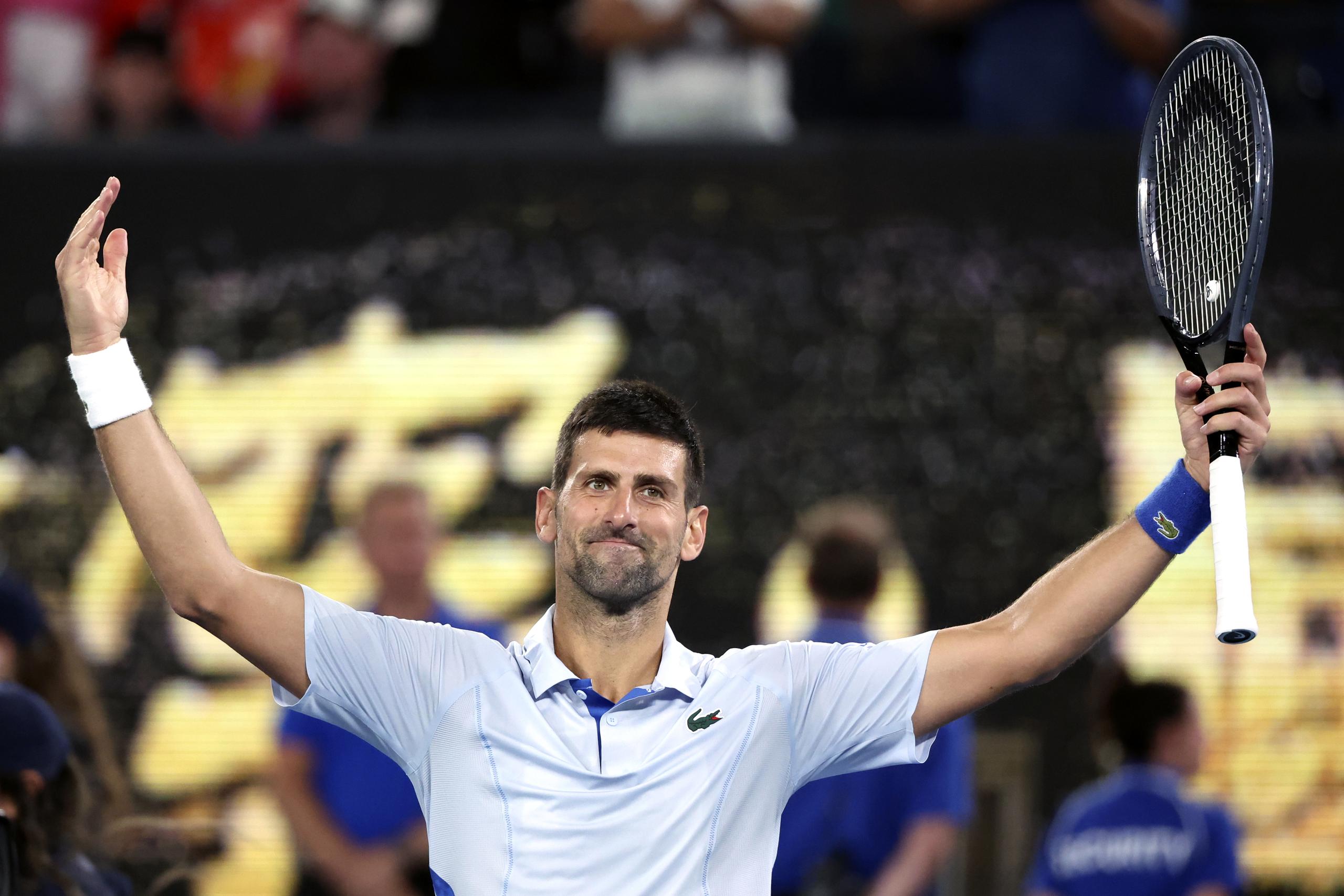 El serbio Novak Djokovic festeja su victoria sobre el francés Adrian Mannarino en la cuarta ronda del Abierto de Australia, el domingo 21 de enero de 2024