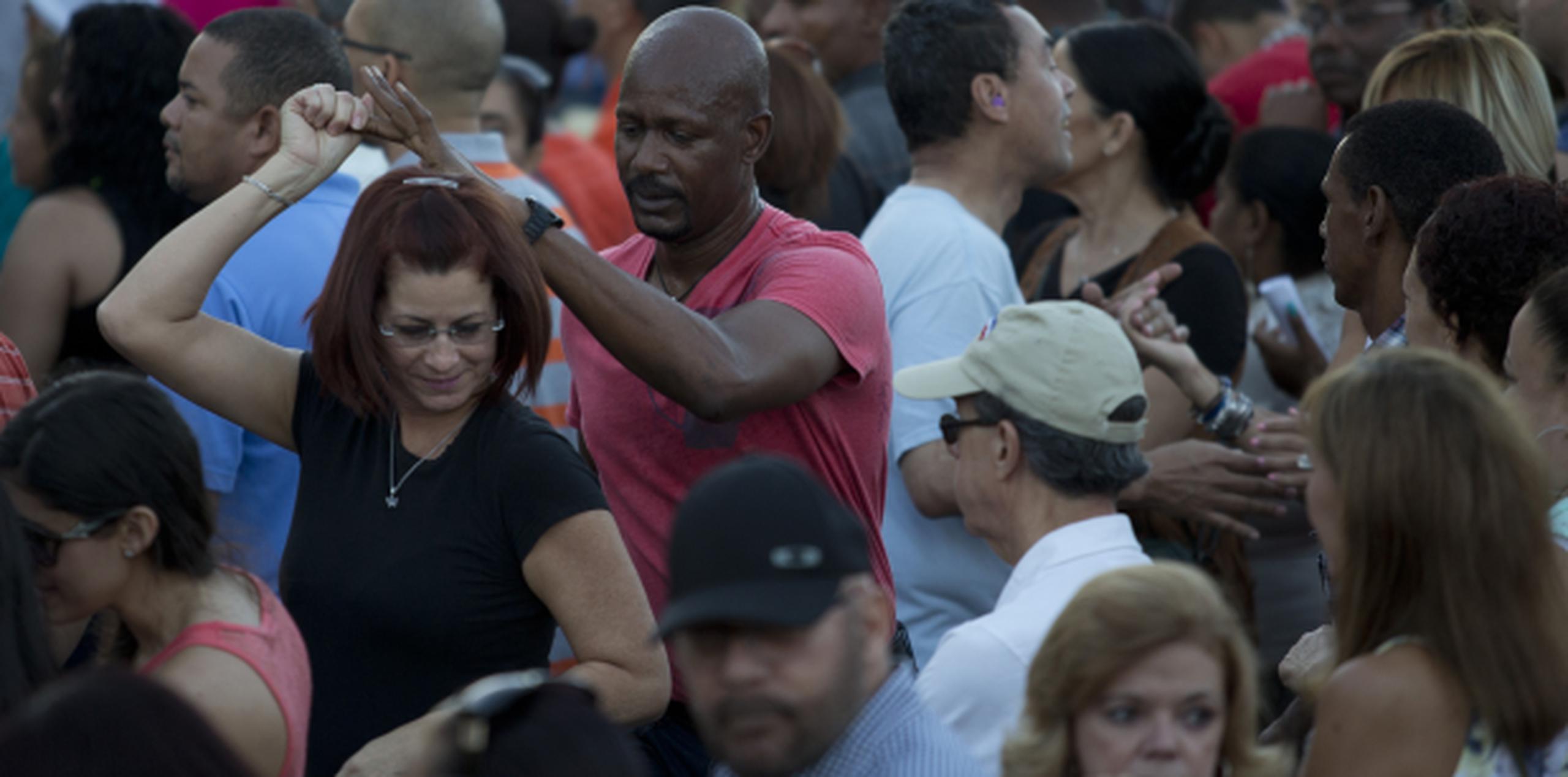 Pasadas las 6:30 p.m., las afueras del llamado “Choliseo” se encontraban abarrotadas de público. (xavier.araujo@gfrmedia.com)