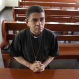 Gobierno de Nicaragua excarcela obispo tras condenarlo a 26 años de prisión