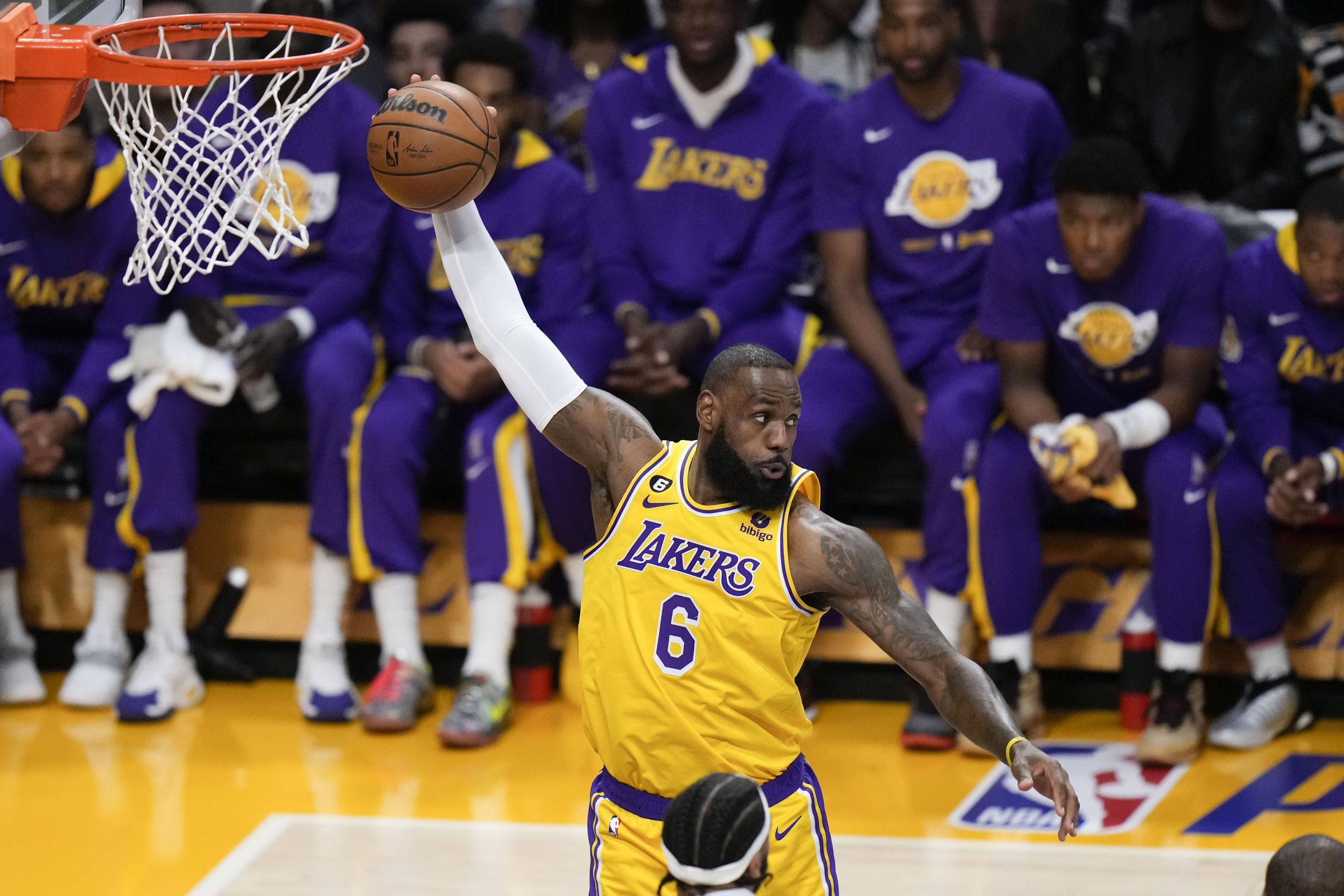LeBron James, de los Lakers de Los Ángeles, toma un rebote en el juego 6 de la serie de primera ronda de la Conferencia Oeste ante los Grizzlies de Memphis el 28 de abril del 2023. (AP Foto/Jae C. Hong)