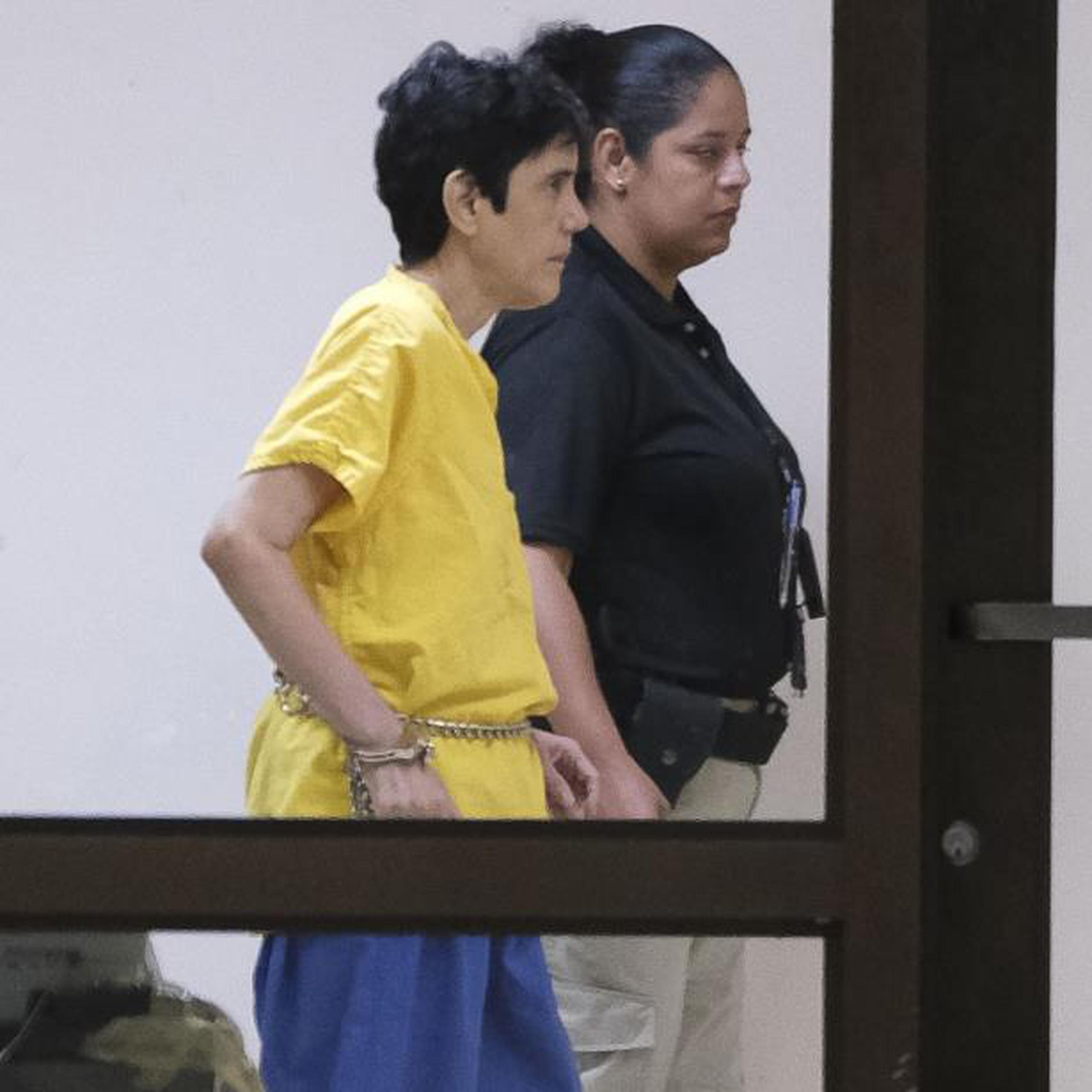 Mireya María de Córdova Figueroa llegó hoy a la sala 606 del tribunal encadenada de manos y pies, y lucía cansada. (gerald.lopez@gfrmedia.com)