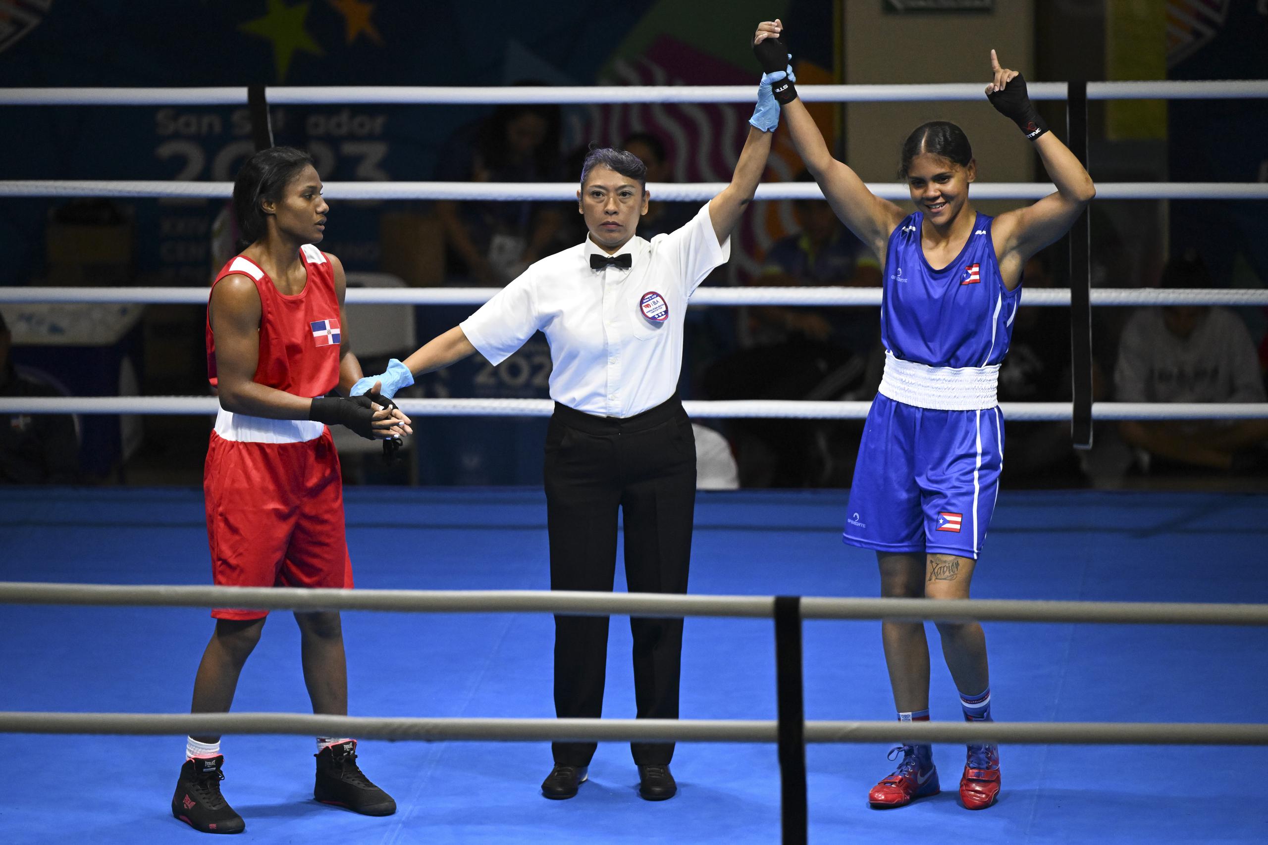Krystal Rosado es identificada por el árbitro como la vencedora sobre la dominicana Novoanny Núñez en la primera ronda del torneo de boxeo de los Juegos Centroamericanos y del Caribe en San Salvador.