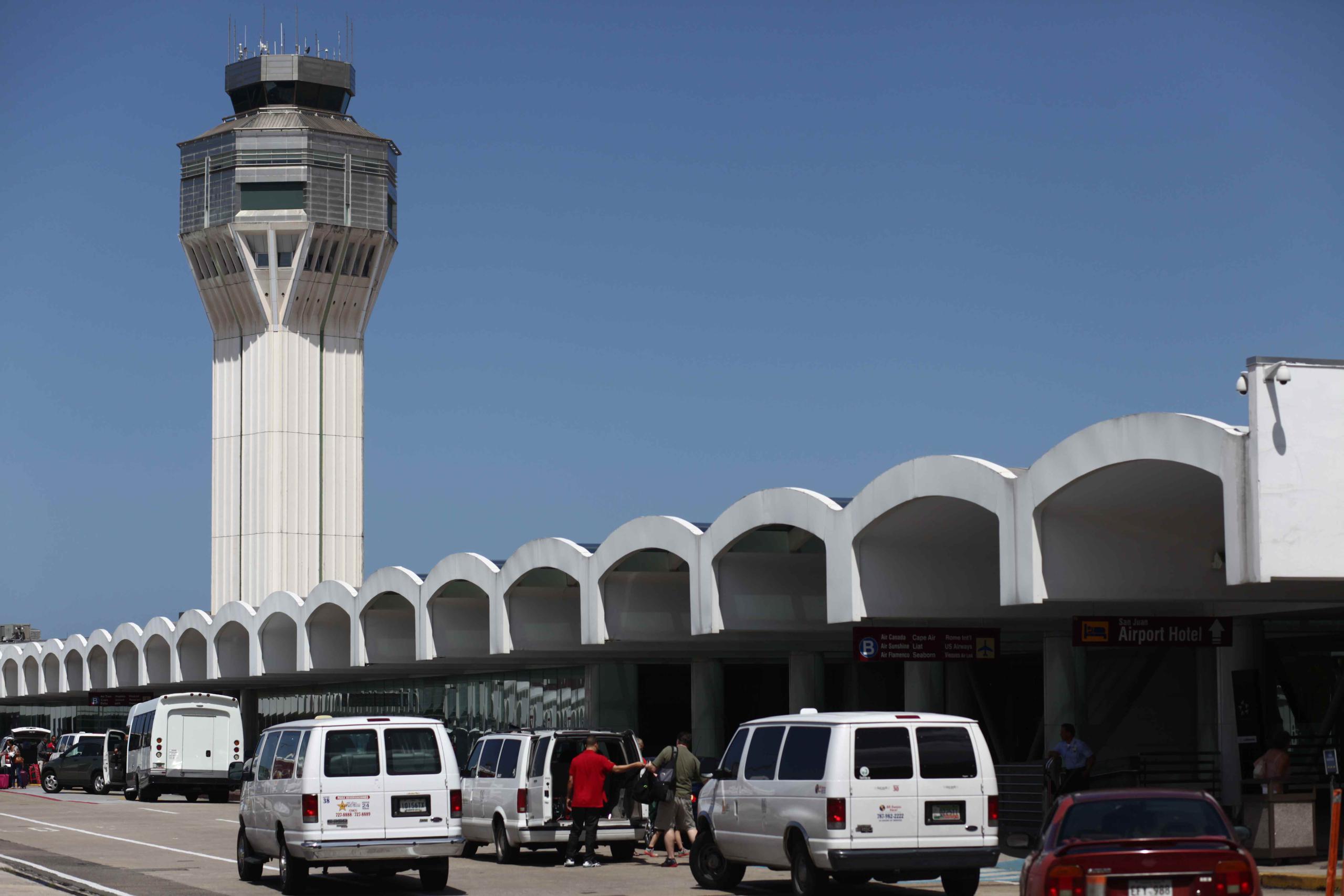 Imagen de la fachada del aeropuerto internacional Luis Muñoz Marín, en Isla Verde.