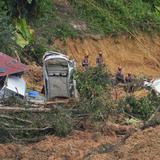 Aumentan a 30 los muertos tras avalancha que enterró un camping en Malasia 