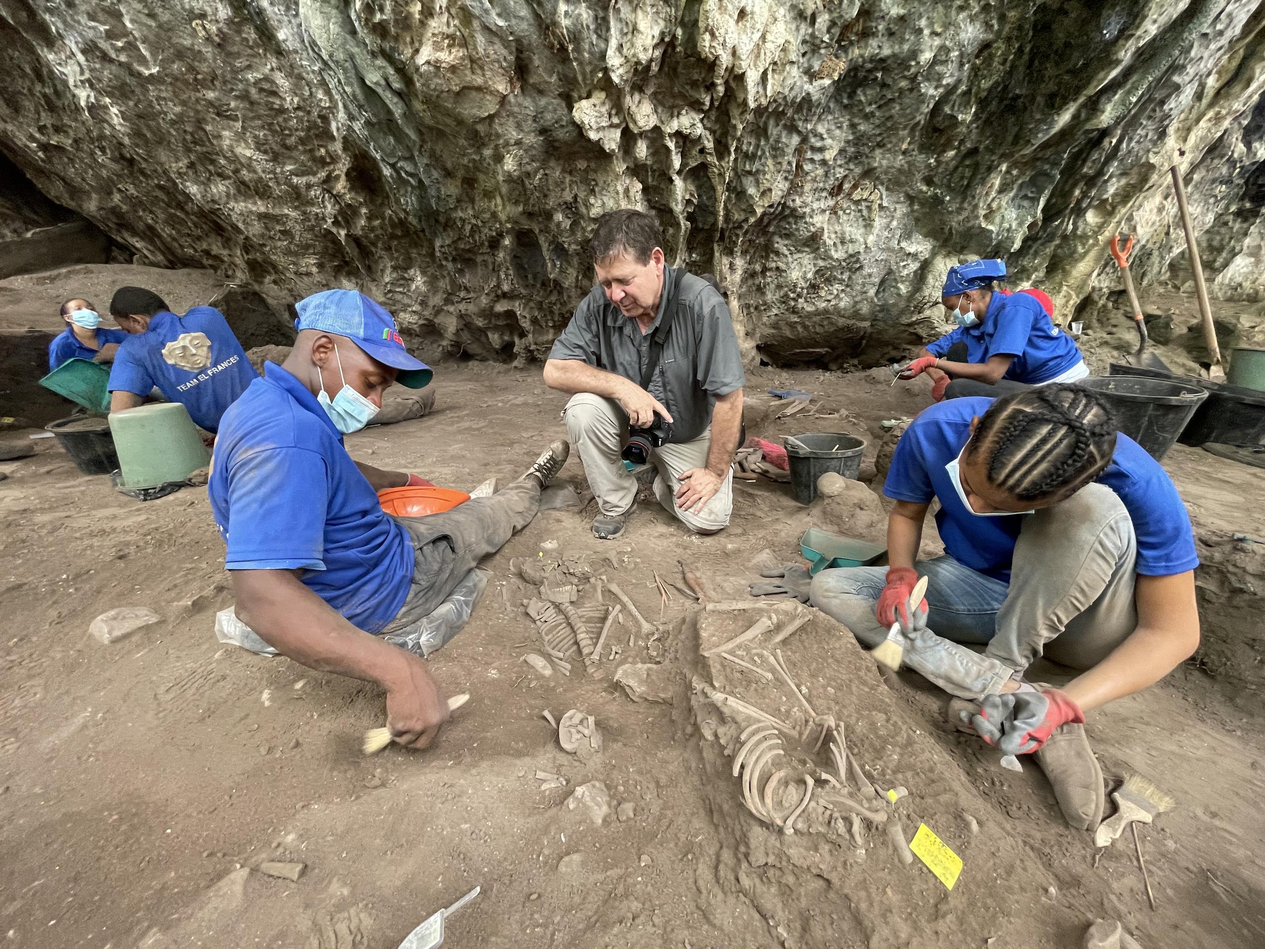 Fotografía cedida por Adolfo López donde se muestra un grupo arqueólogos trabajando en un sitio de un hallazgo arqueológico en Santo Domingo, en República Dominicana. (EFE / Adolfo López)