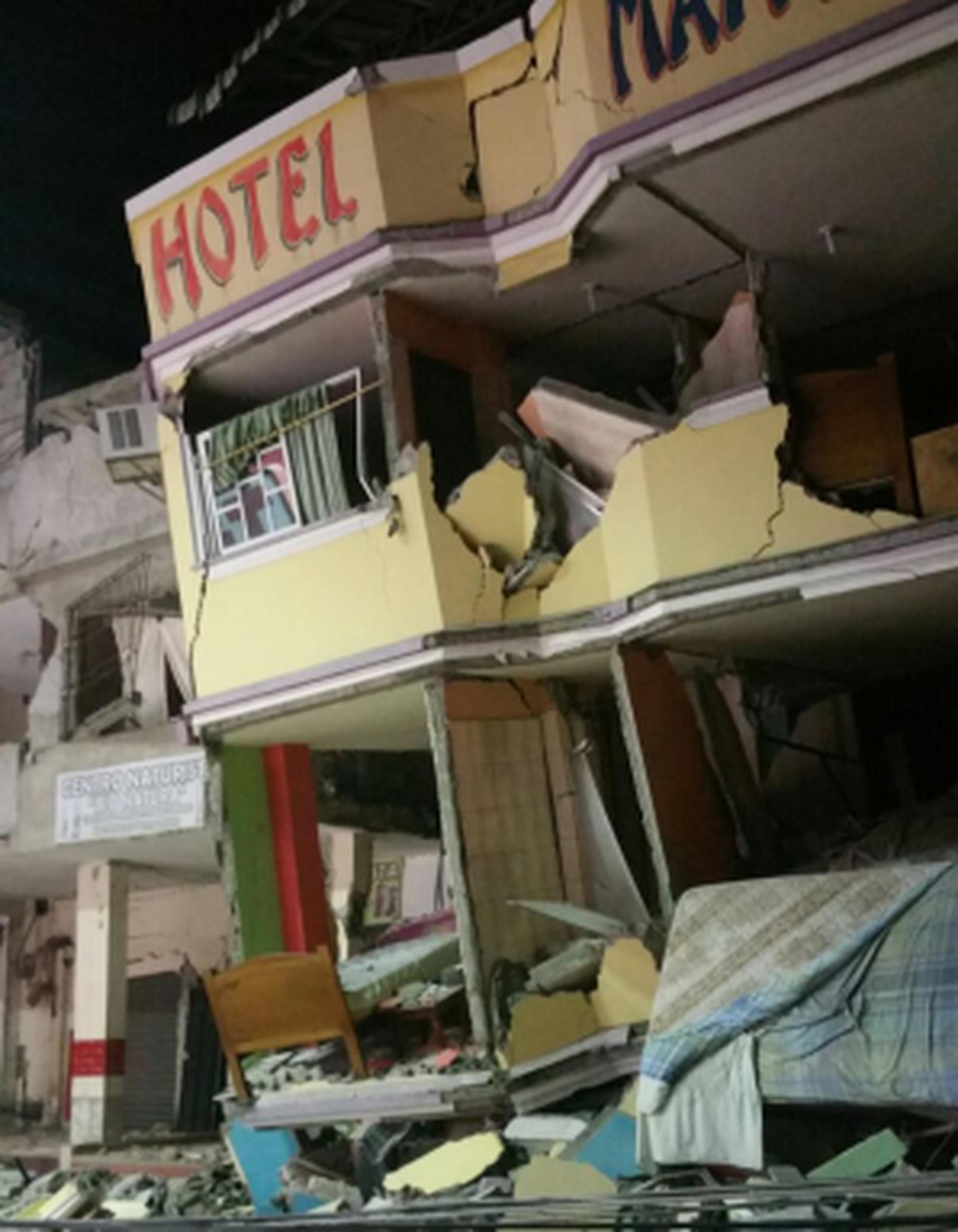 Un hotel de la ciudad de Manta muestra los devastadores efectos que dejó el poderoso sismo que azotó el sábado en la noche la costa de Ecuador. (AP/Patricio Ramos)

