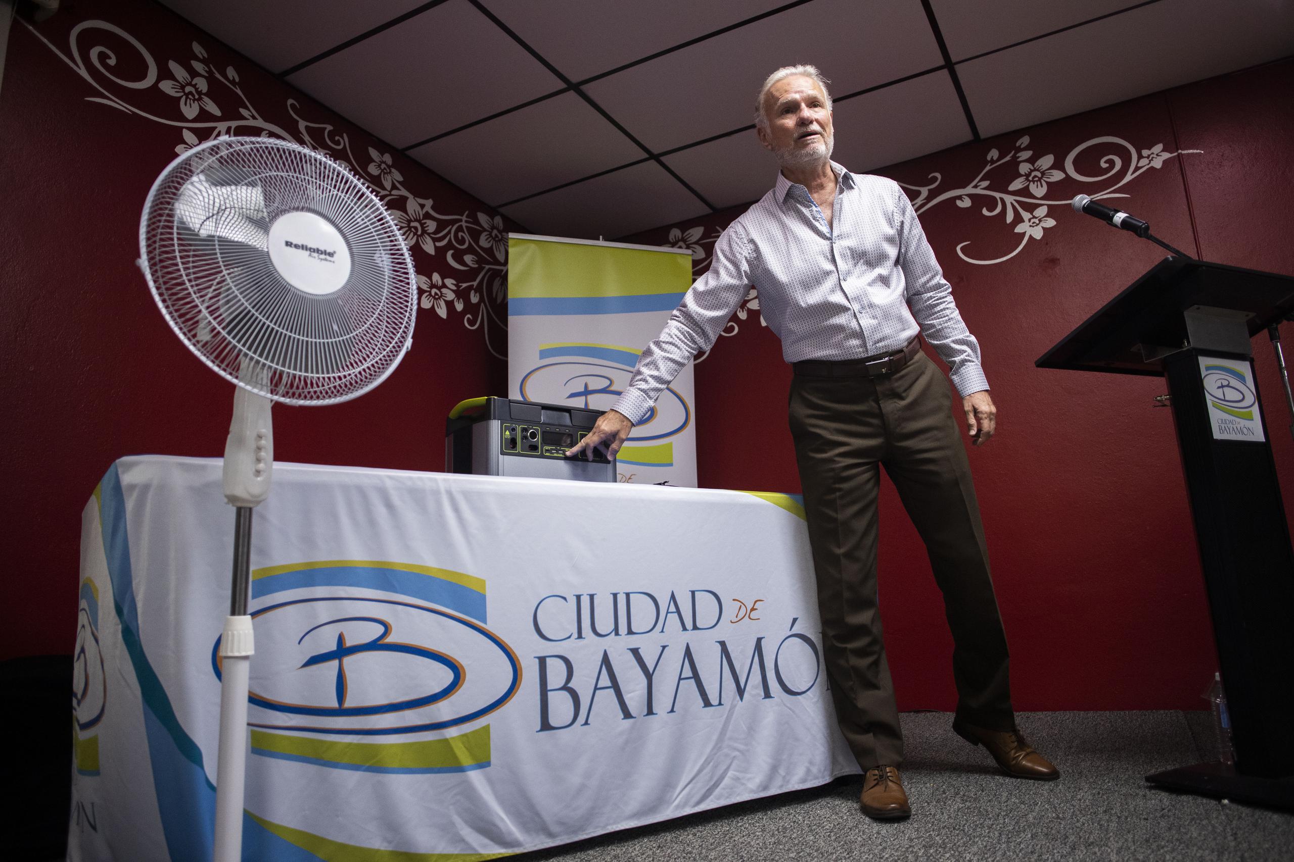 El alcalde de Bayamón, Ramón Luis Rivera Cruz, indicó que el proyecto comenzó hace unos meses y en la primera etapa repartieron baterías recargables a unas 2,269 personas encamadas y con necesidades particulares.