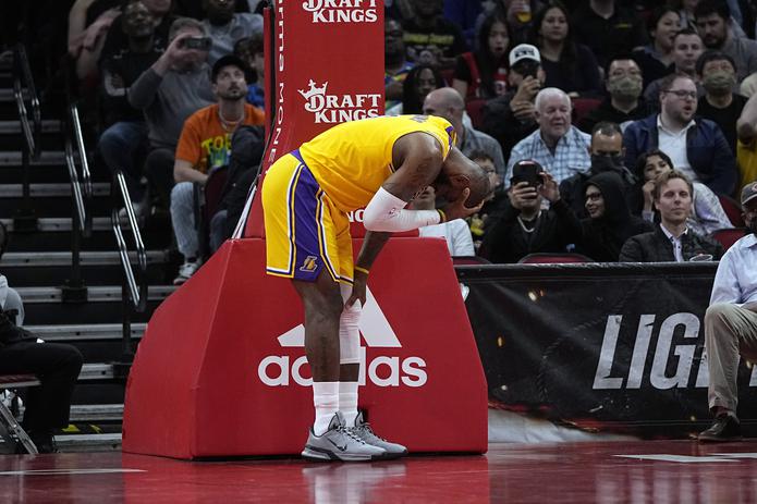 LeBron James ha tenido que cargar sobre sus hombros un enorme peso para mantener a flote a los Lakers.