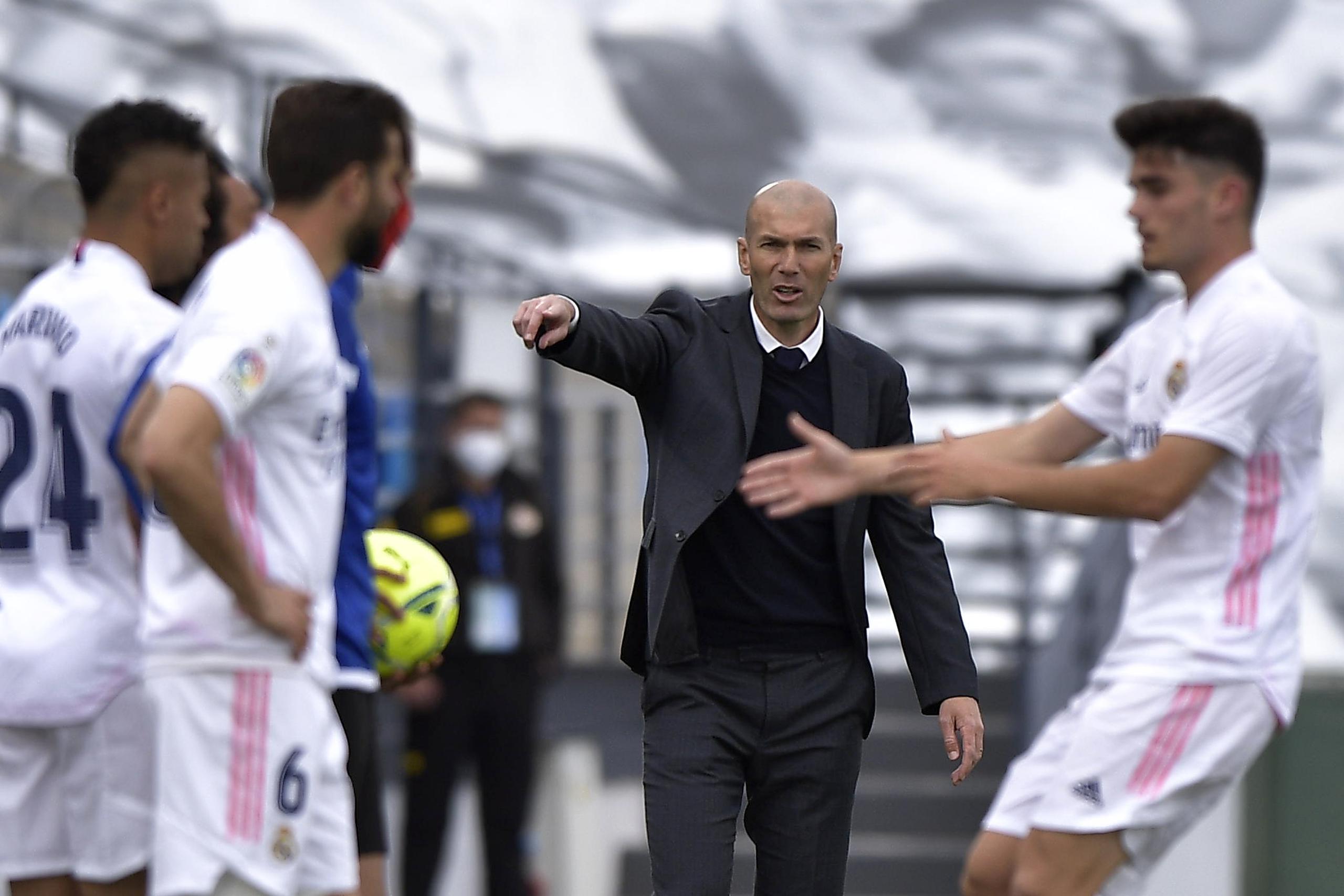 El contrato de Zinedine Zidane (con chaqueta) era hasta junio de 2022.