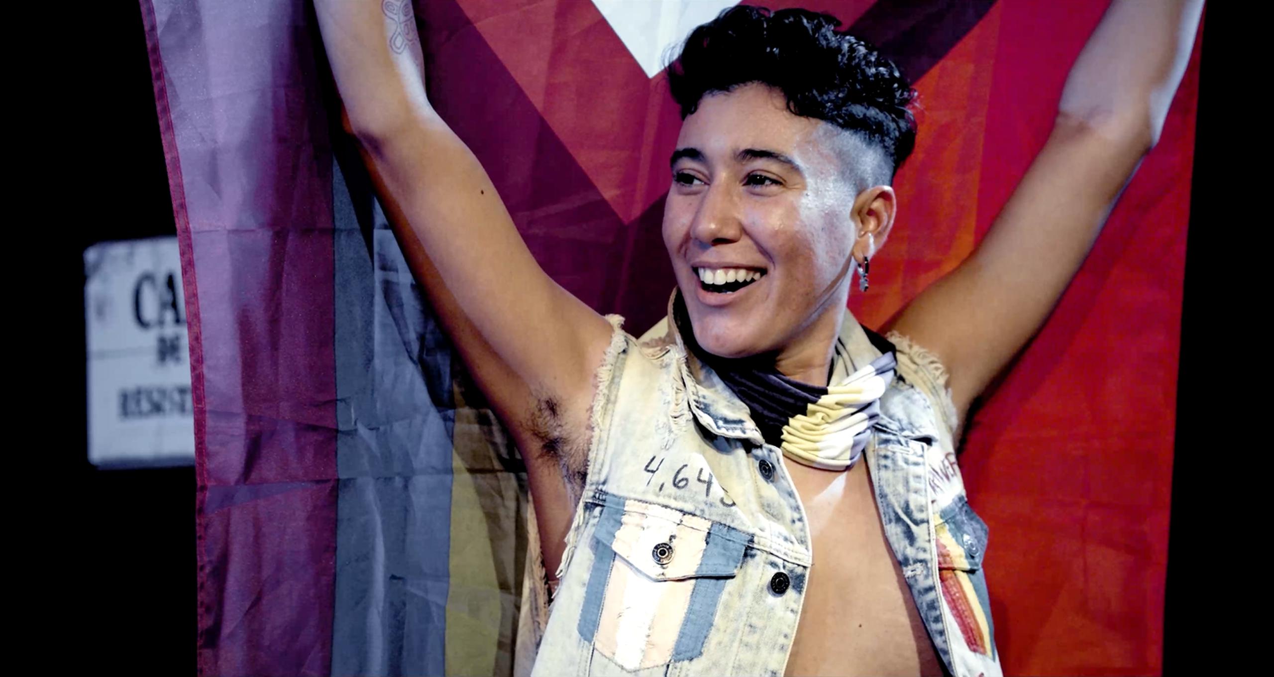En "Calle de la Resistencia" representa su comunidad LGBTTQ+ como "Tito".
