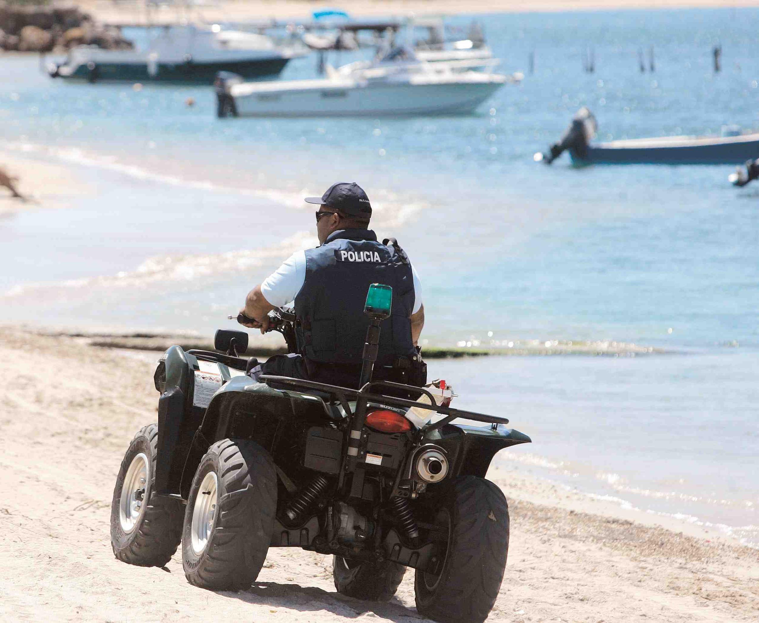 Un policía patrulla la playa El Combate, en Cabo Rojo. (Archivo / GFR Media)